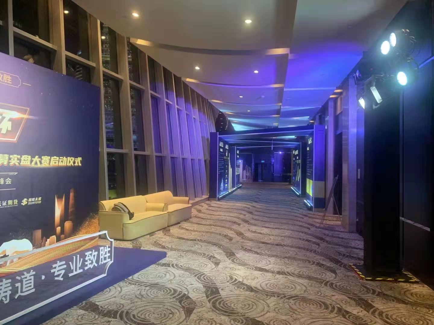 LED屏，灯光，音响，舞台背景板等周边辅料租赁。