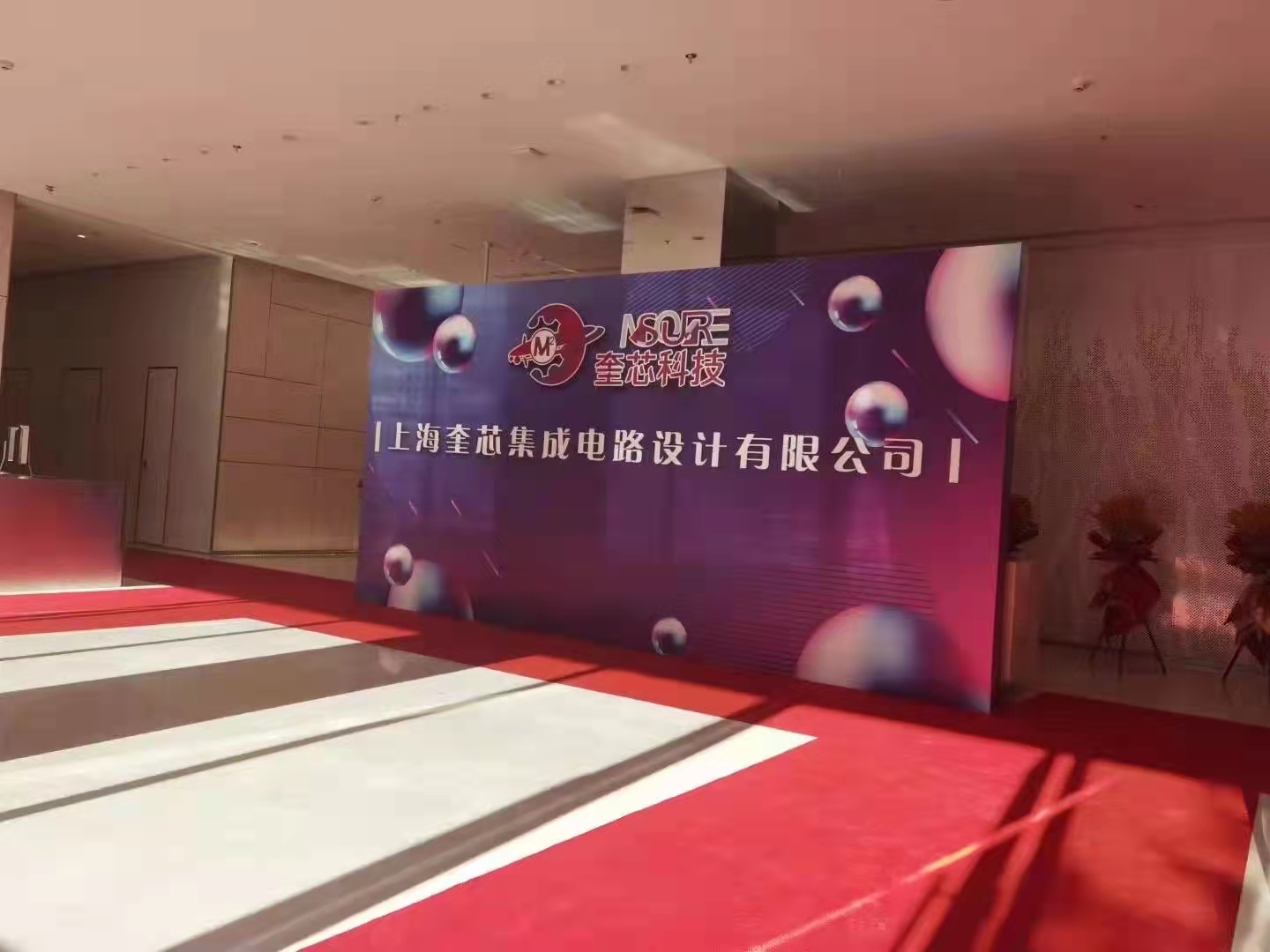 LED屏，灯光，音响，舞台背景板等周边辅料租赁。