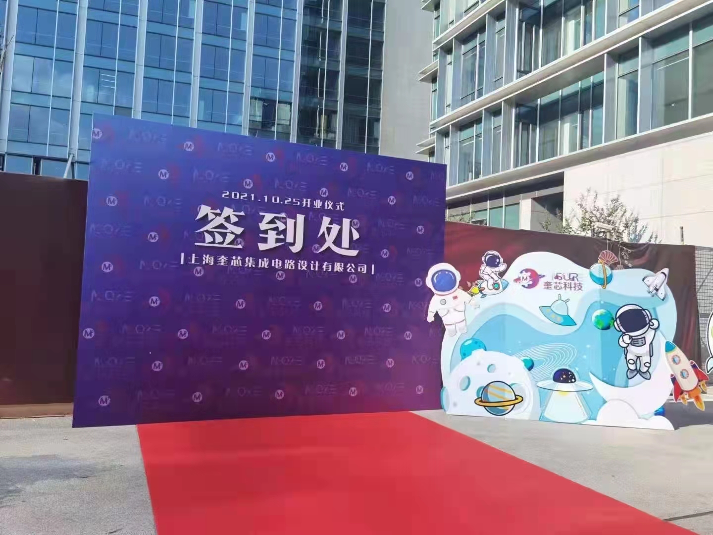 LED屏，灯光，音响，舞台背景板等周边辅料租赁。