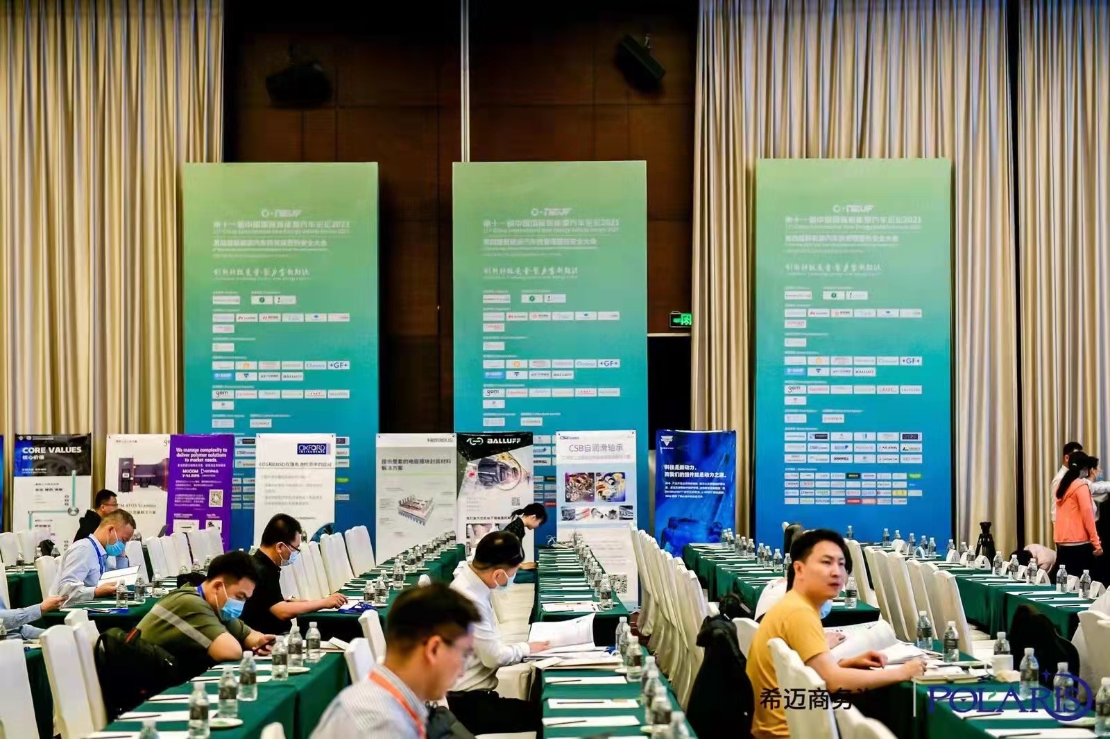 LED屏，灯光，音响，舞台背景板等周边辅料租赁。