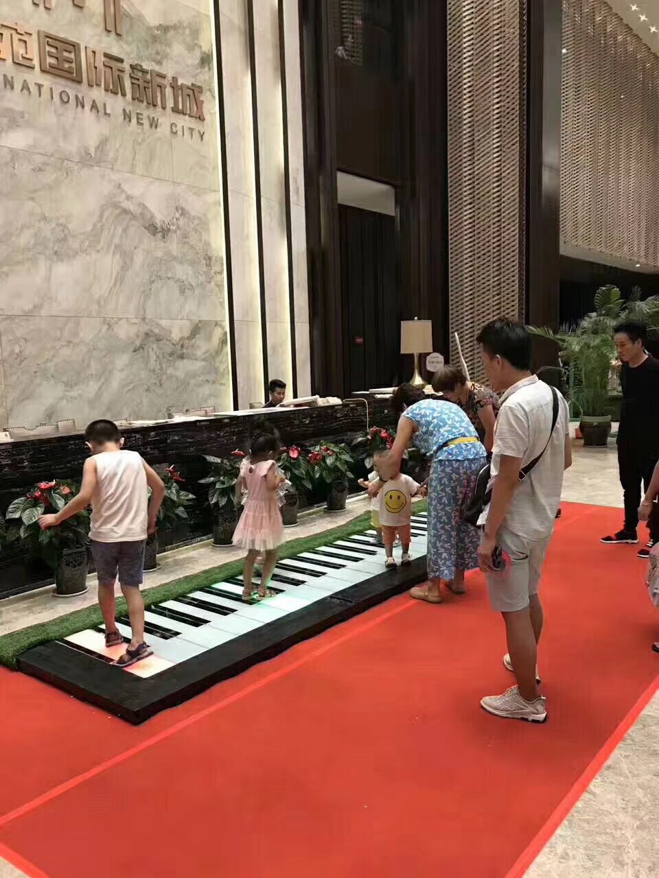 地板钢琴