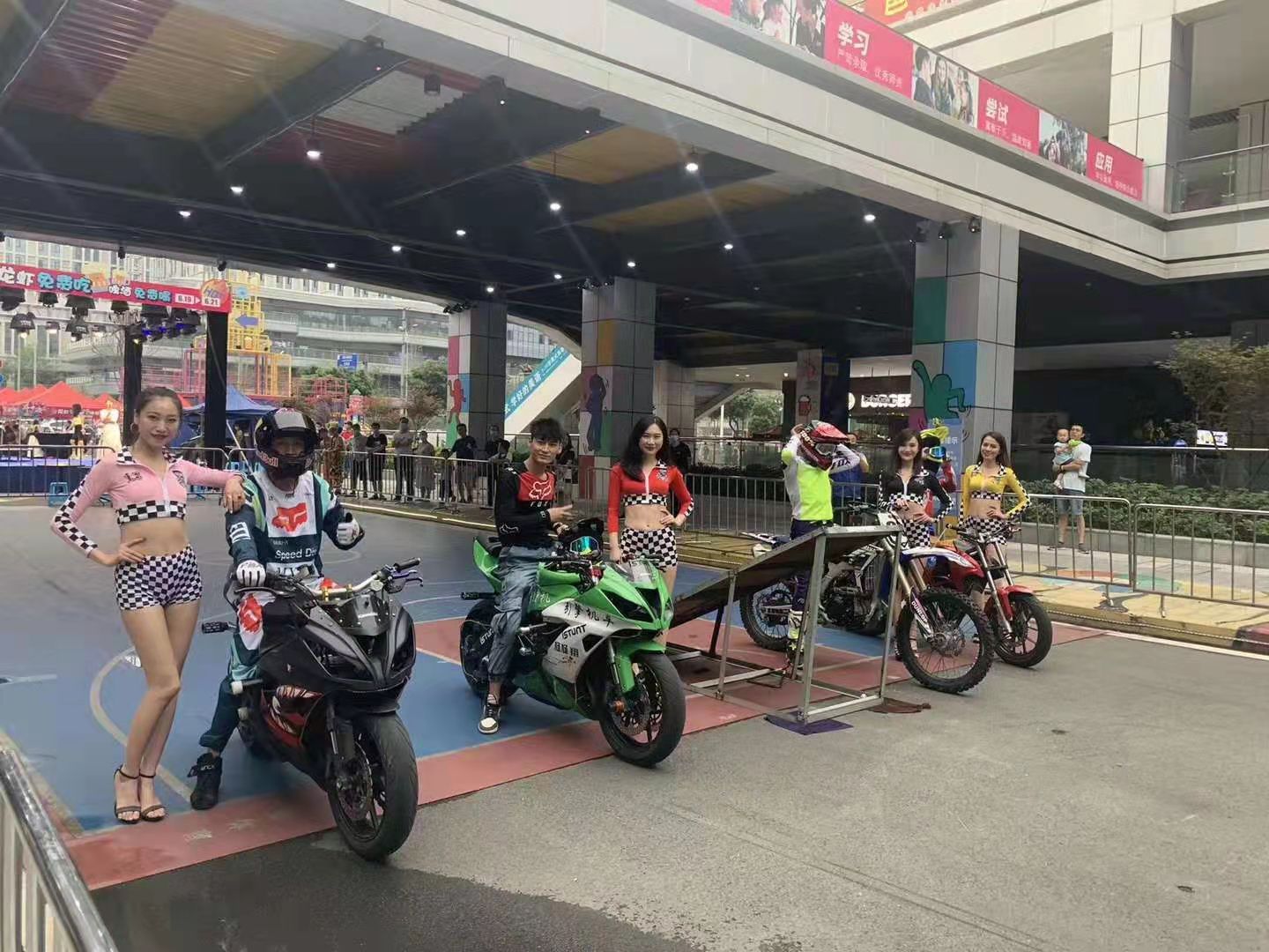 地面摩托花式