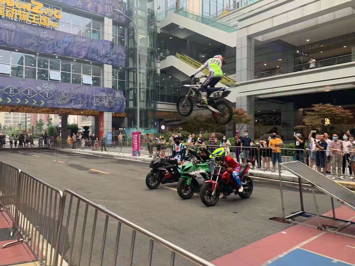 地面摩托花式
