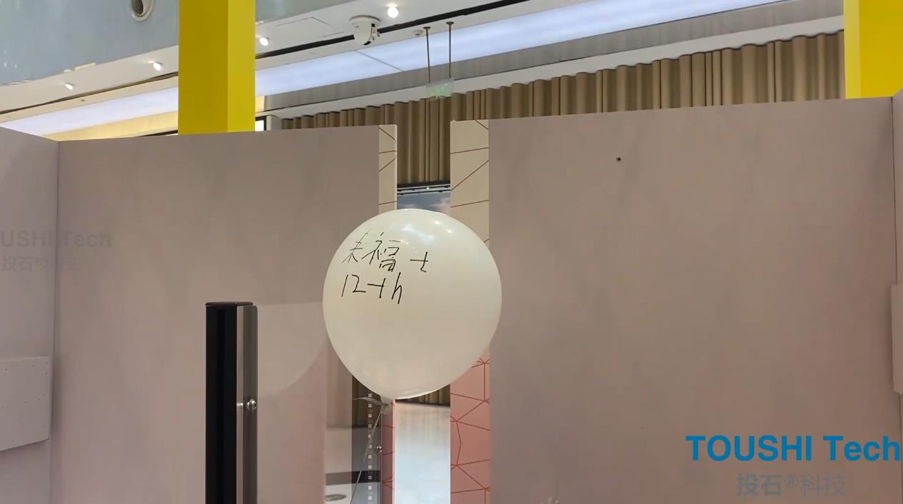 北京来福士商场12周年庆气球写字互动设备