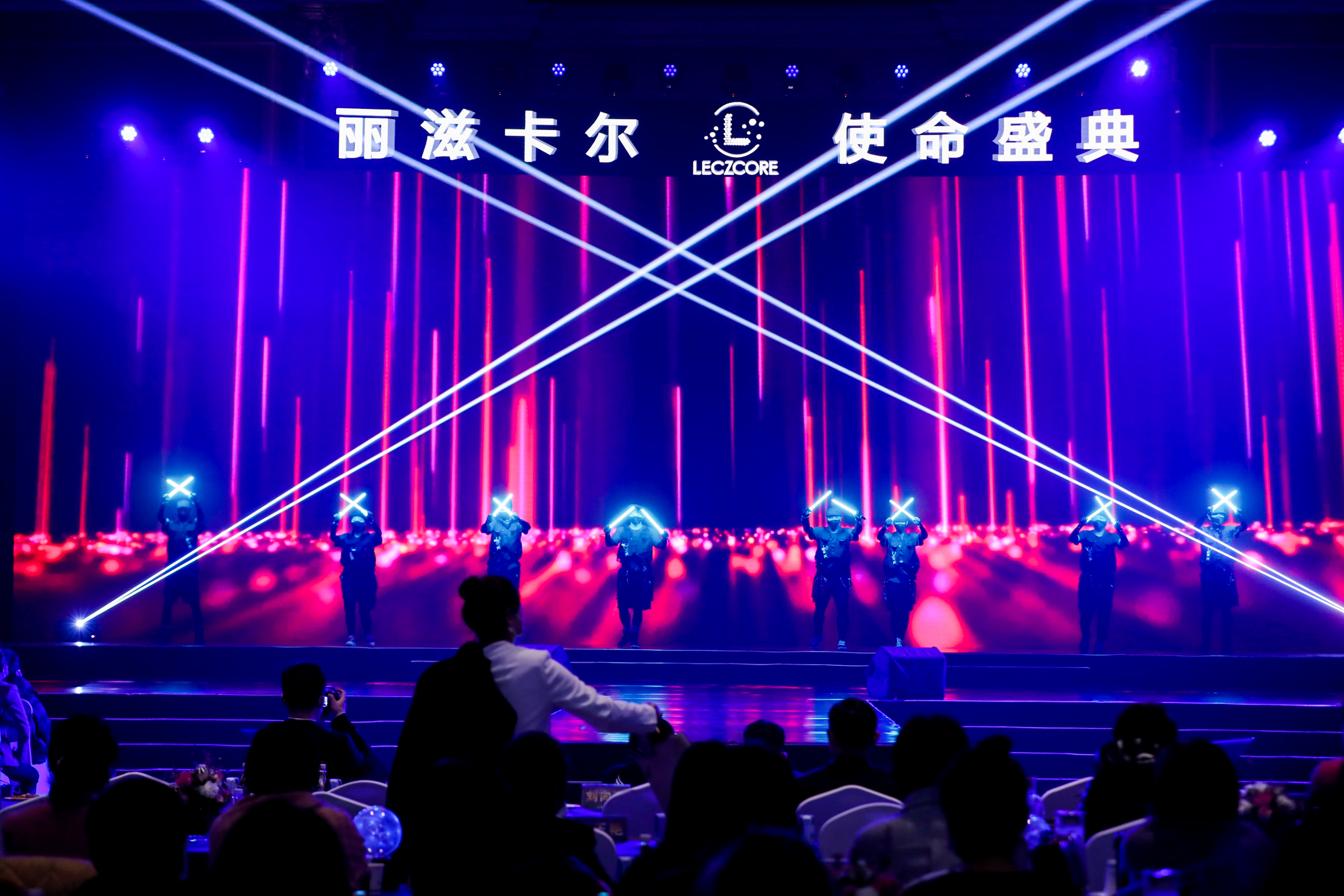引领之光 <font style="color: #FF8F00 !important;">电光</font>棒 全息<font style="color: #FF8F00 !important;">电光</font>棒激光雕刻开场