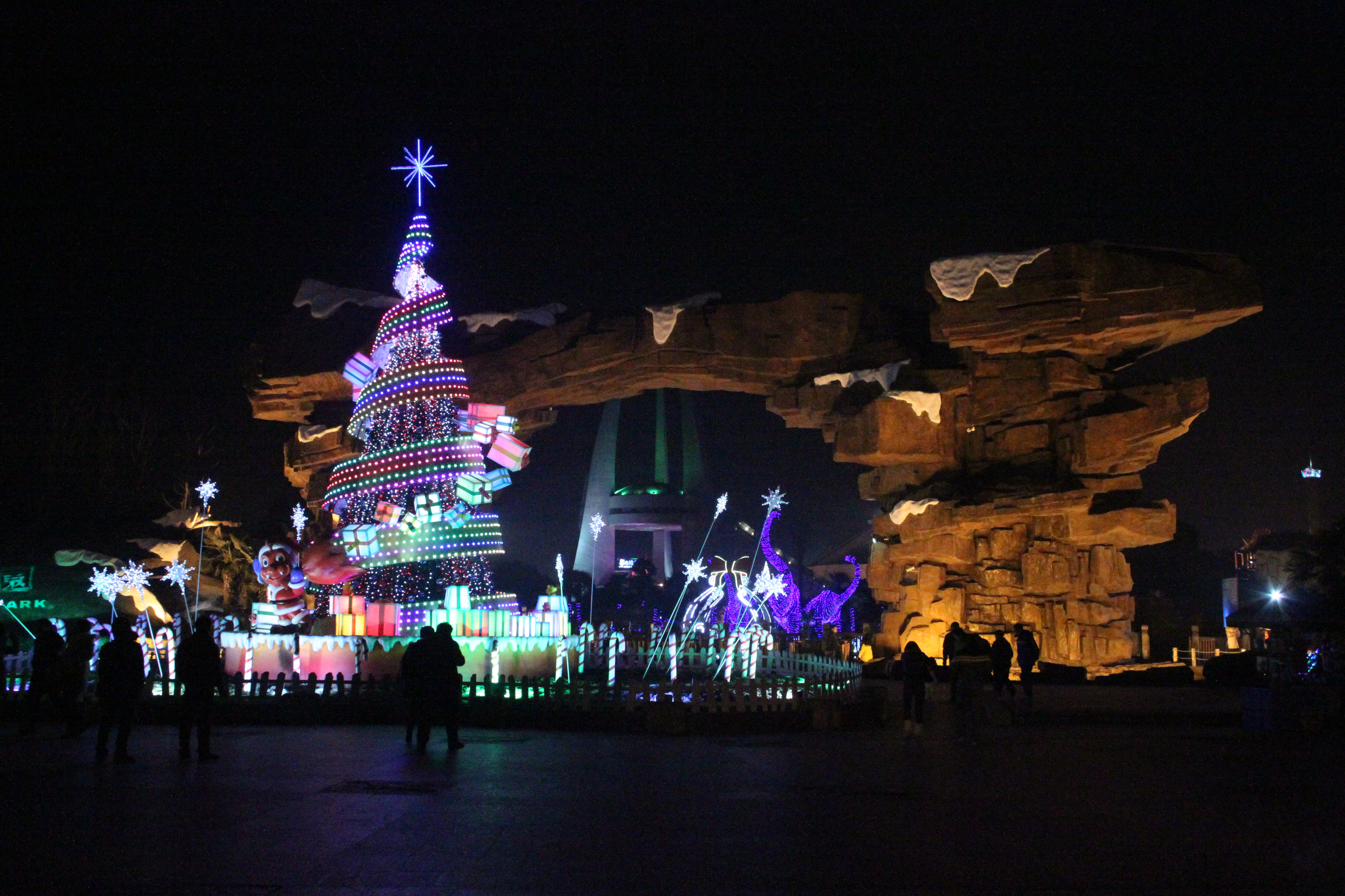 常州恐龙园圣诞美陈工程案例 圣诞树/拱门/灯光造型/玻璃钢
