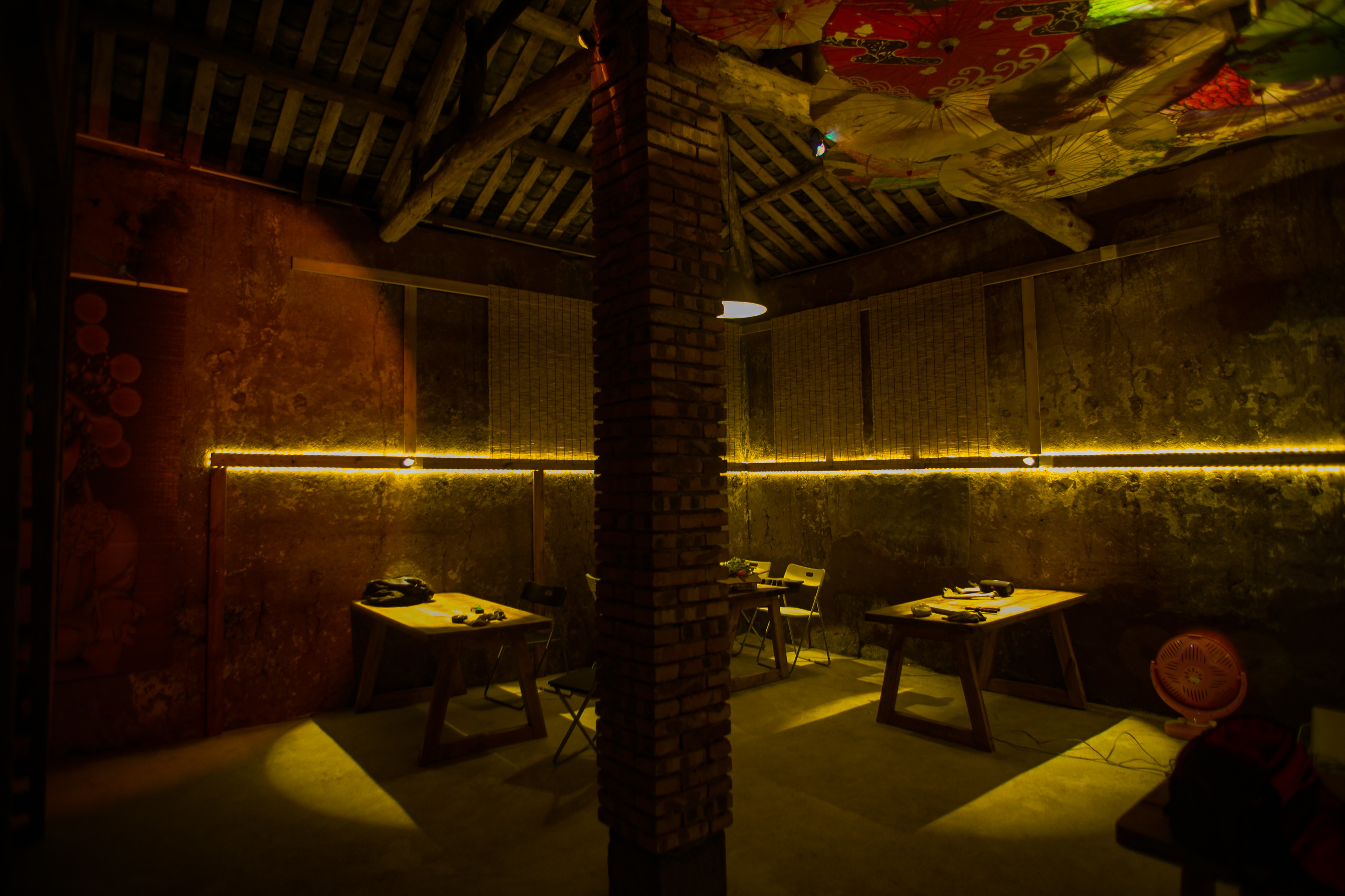 一个乡村风格的清吧，有300平米左右的活动场地，中式风格