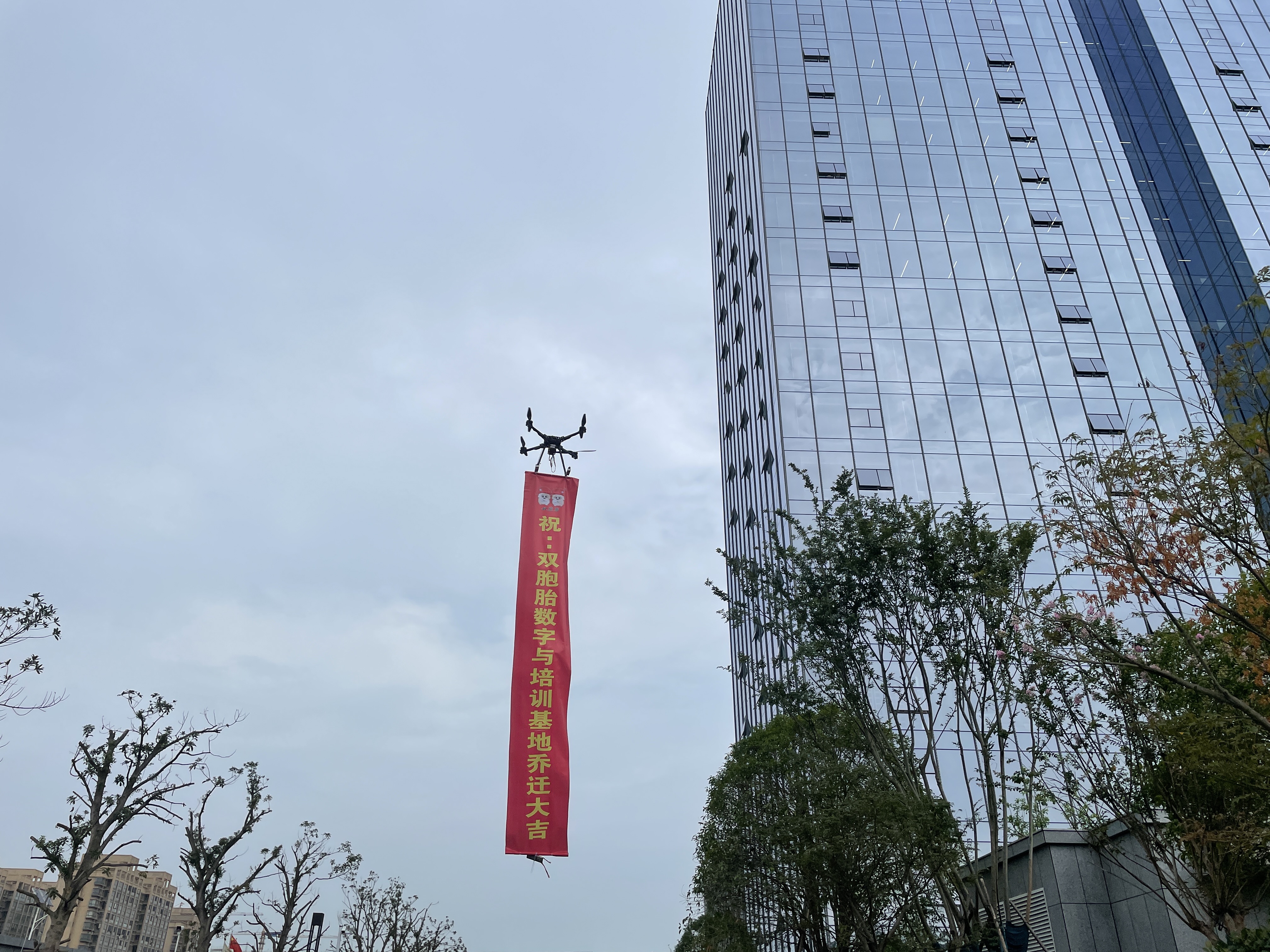 无人机吊横幅