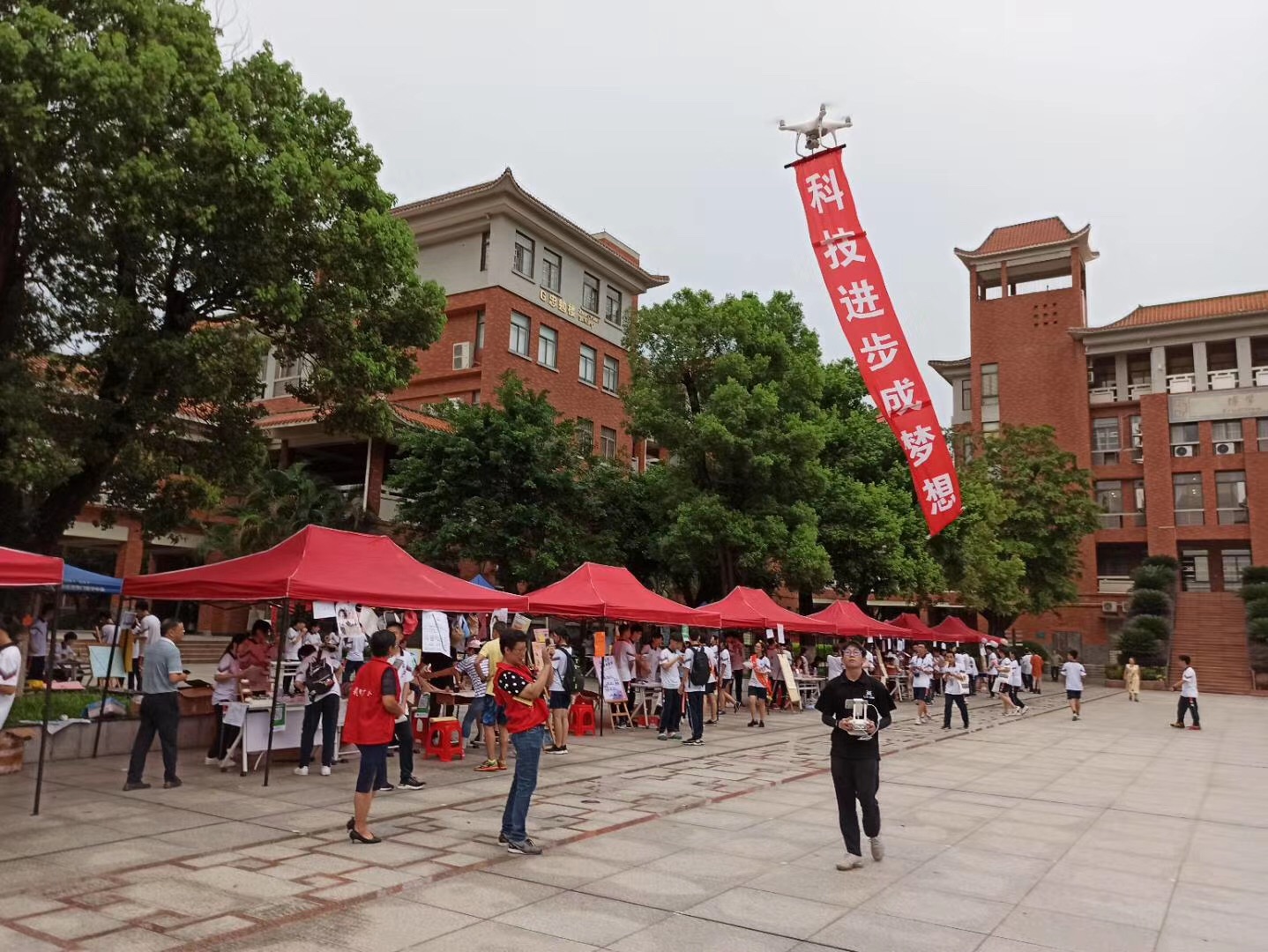 无人机吊横幅
