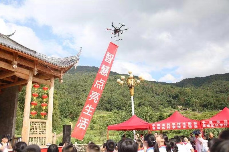 无人机吊横幅