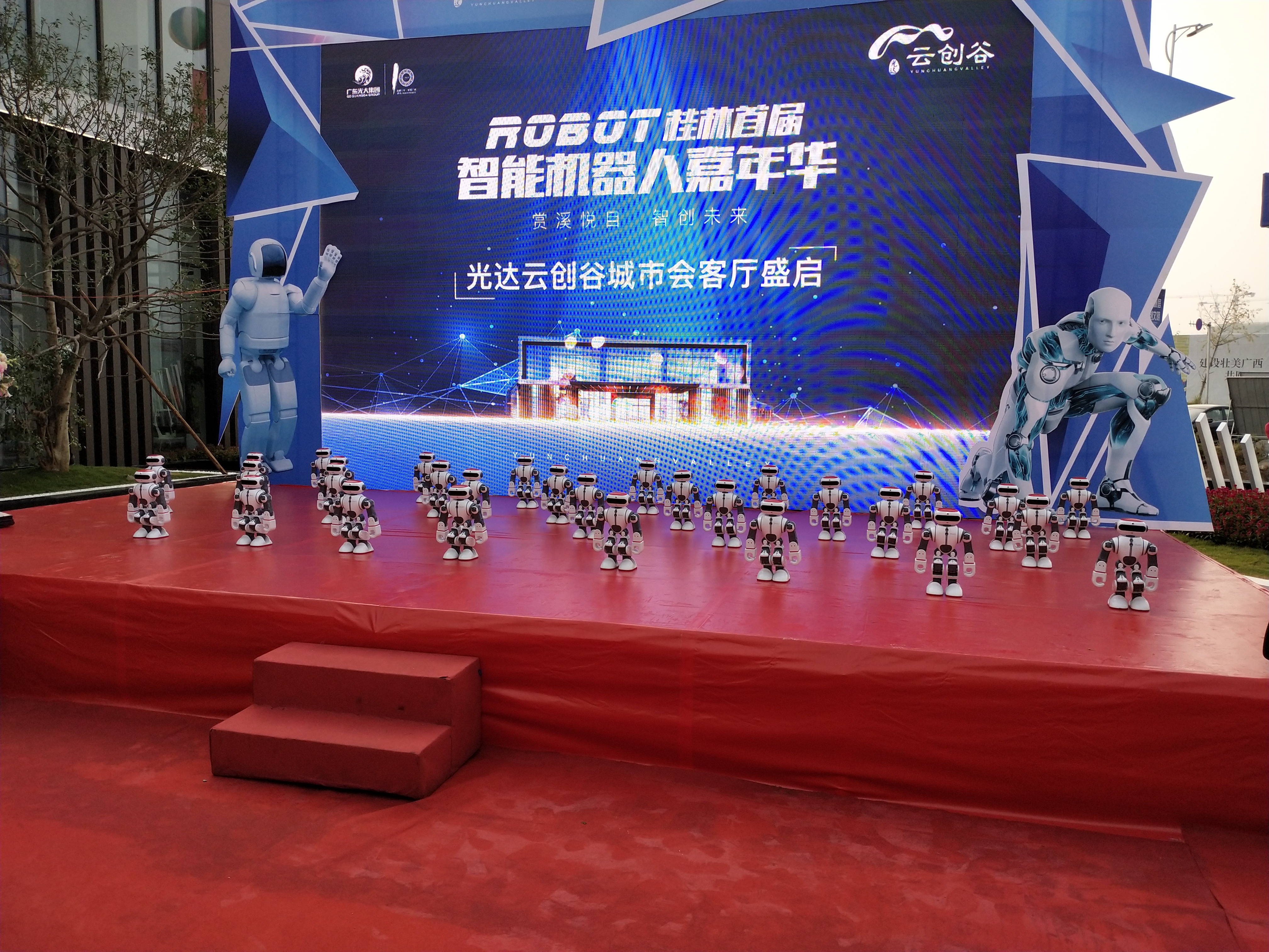 DOBI跳舞机器人租赁 舞台机器人跳舞表演