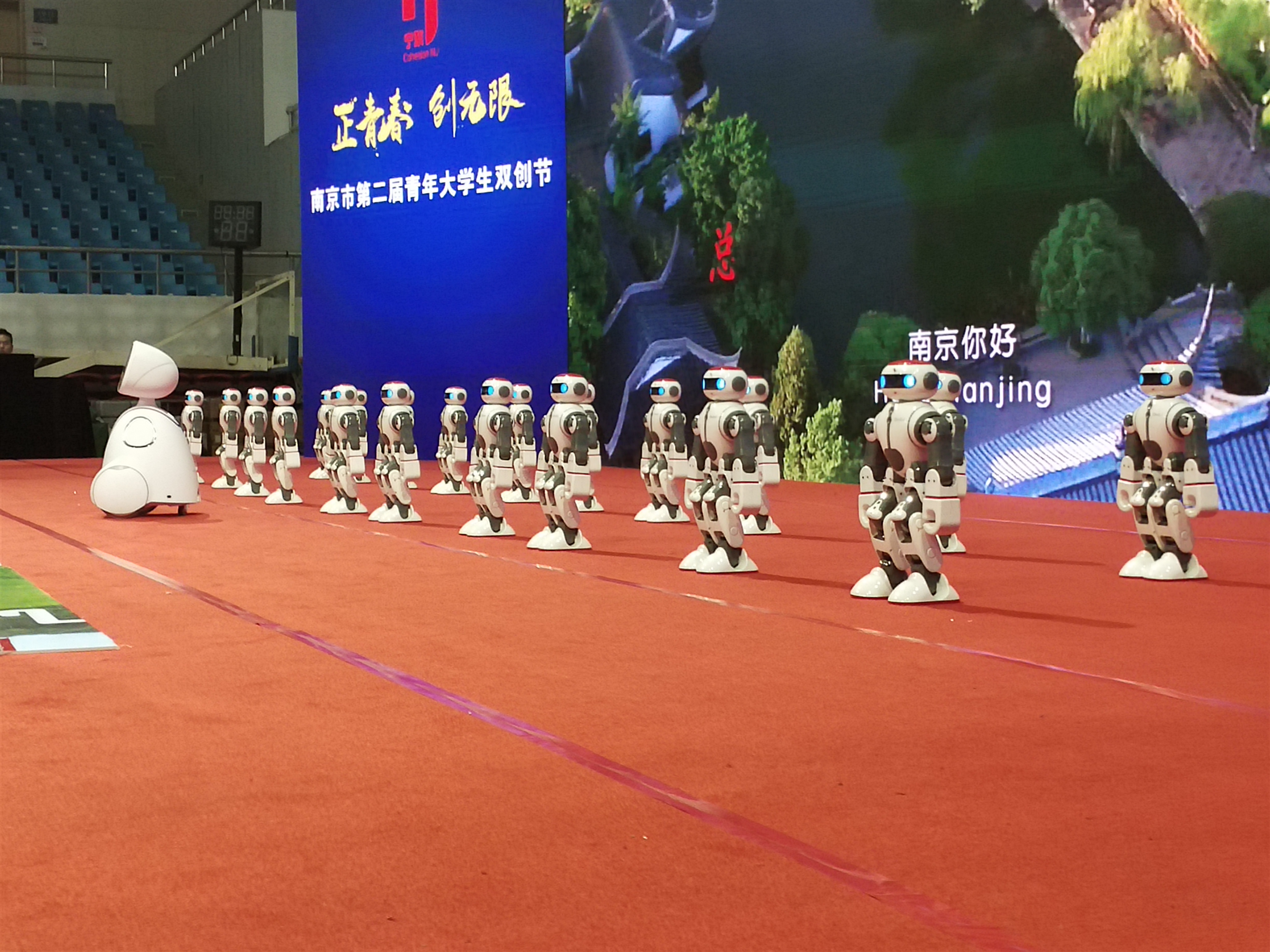 DOBI跳舞机器人租赁 舞台机器人跳舞表演