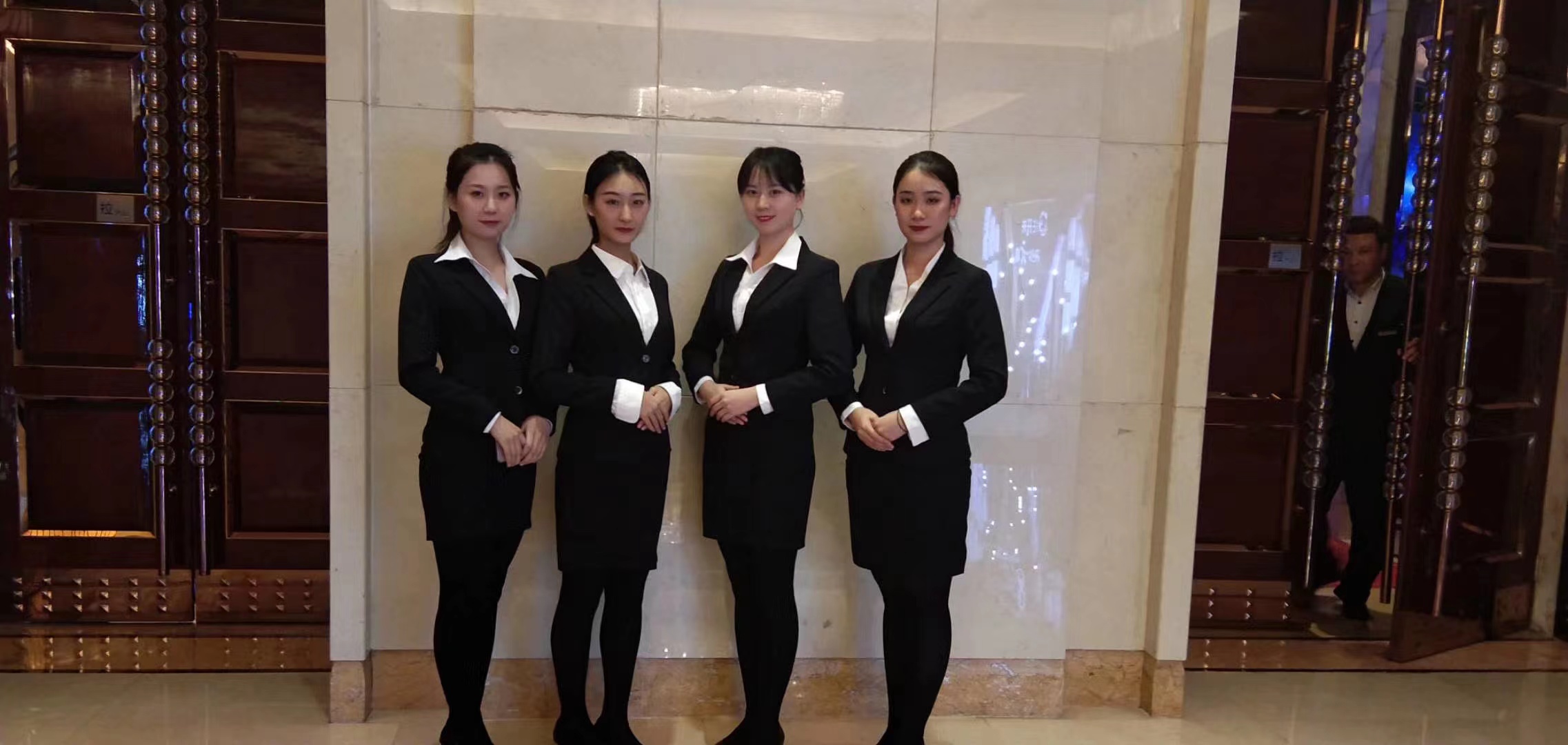 日出礼仪模特