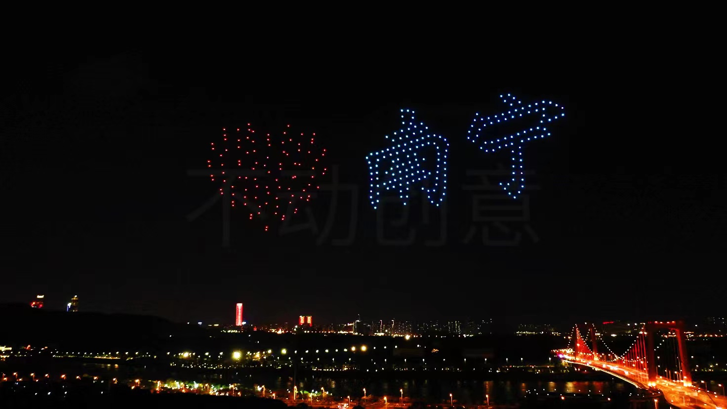 不动创意团队 广西南宁轨御玺道君临湾 300台 无人机表演