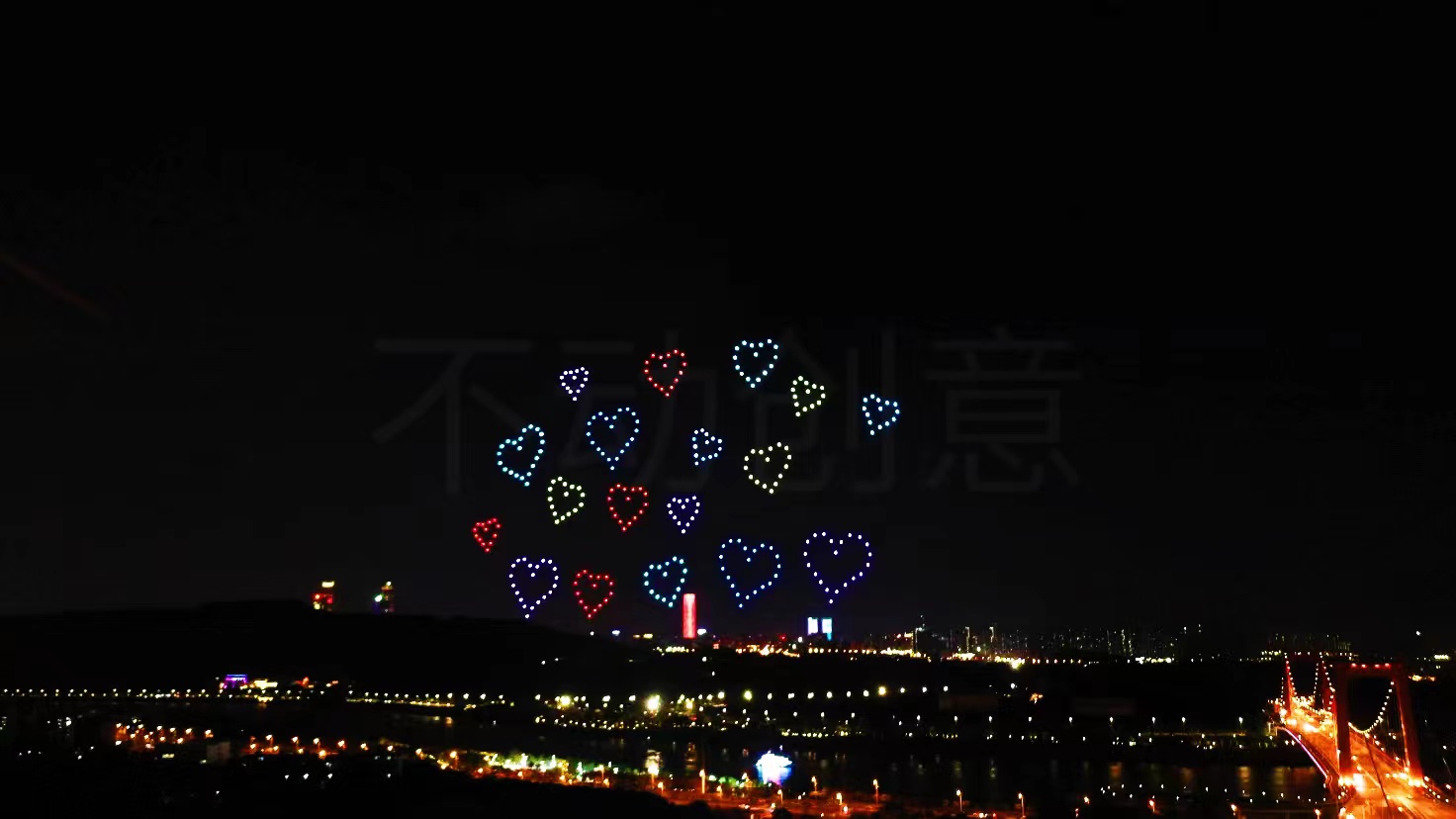 不动创意团队 广西南宁轨御玺道君临湾 300台 无人机表演