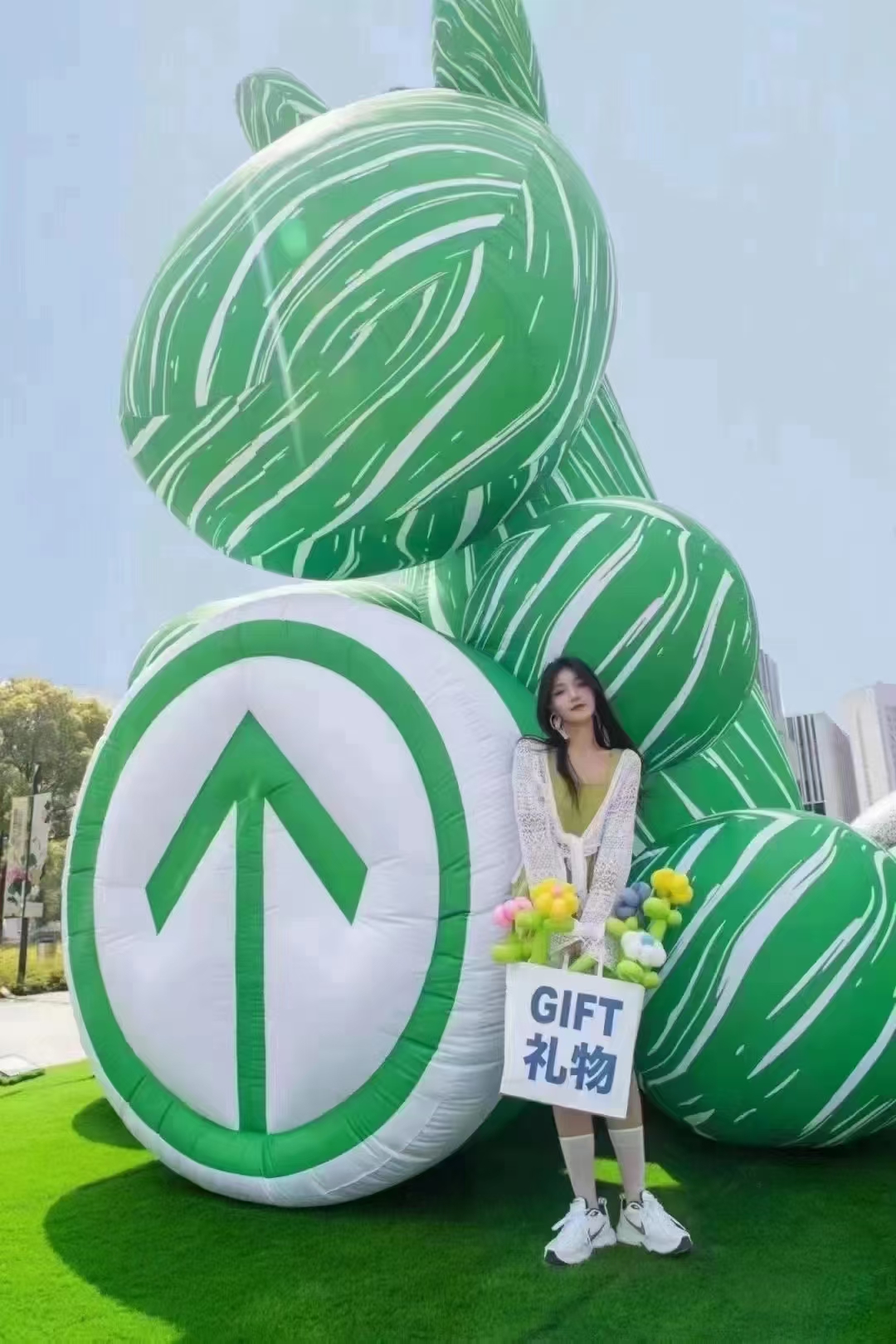 网红抱住绿马绿马气模产品出售