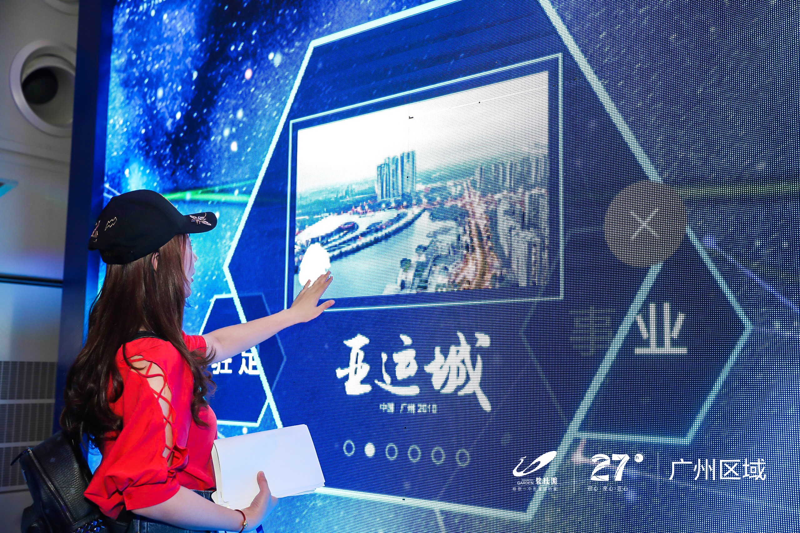 led互动 大屏互动 led荣耀墙 大屏人影互动