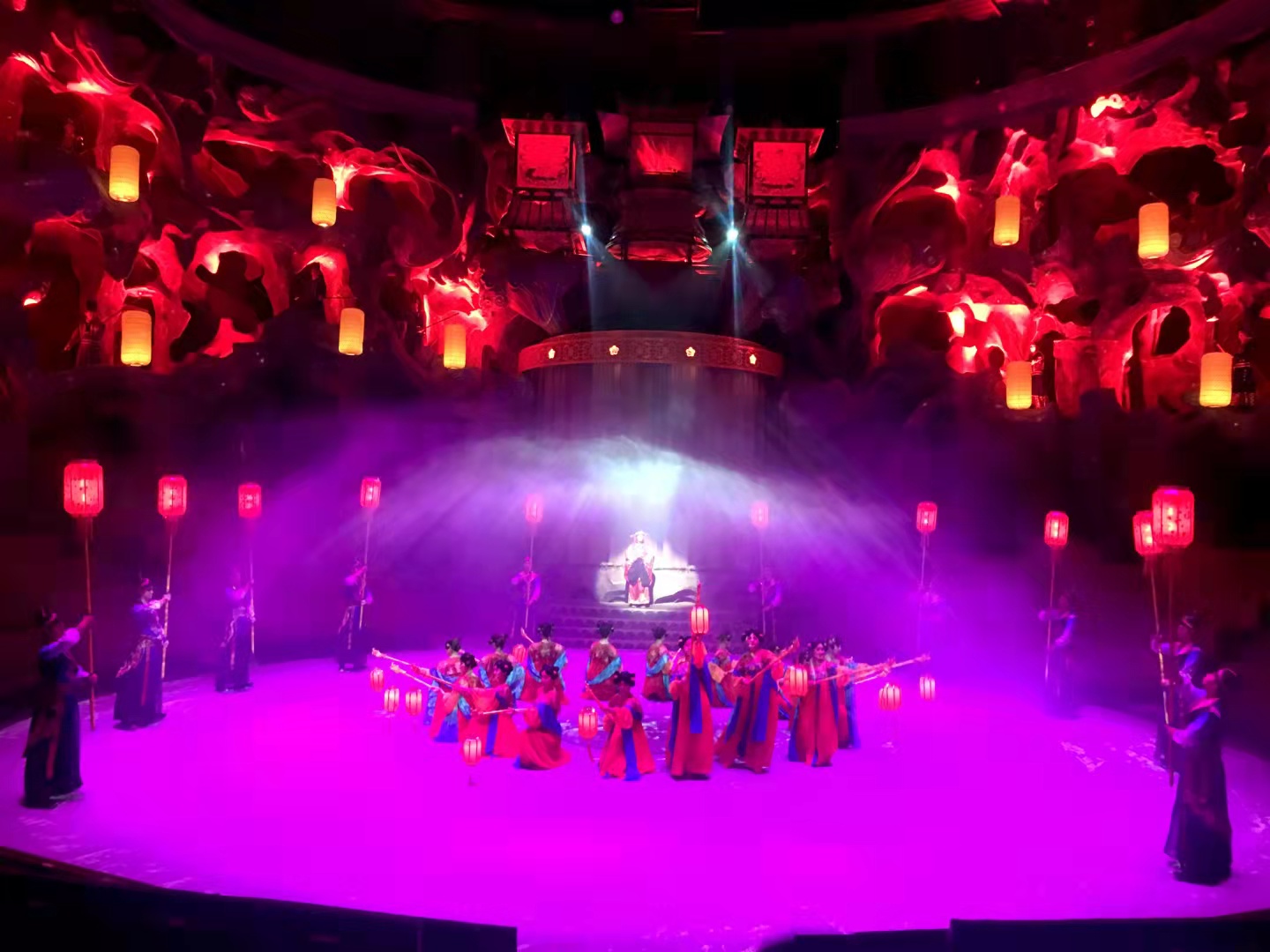 沉浸式舞台-<font style="color: #FF8F00 !important;">实景</font>演艺全息裸眼3D投影