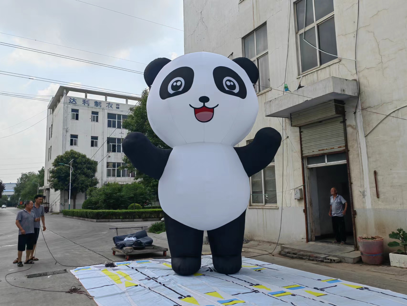 充气熊猫气模定制拱门大型卡通动物爬墙商场装饰灯光景区活动宣传