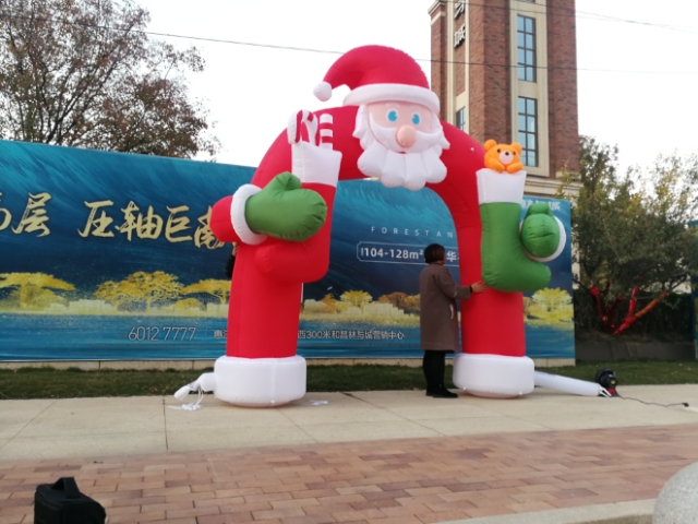 2022定制新款充气卡通爬墙圣诞老人气模圣诞节拱门靴子树灯光