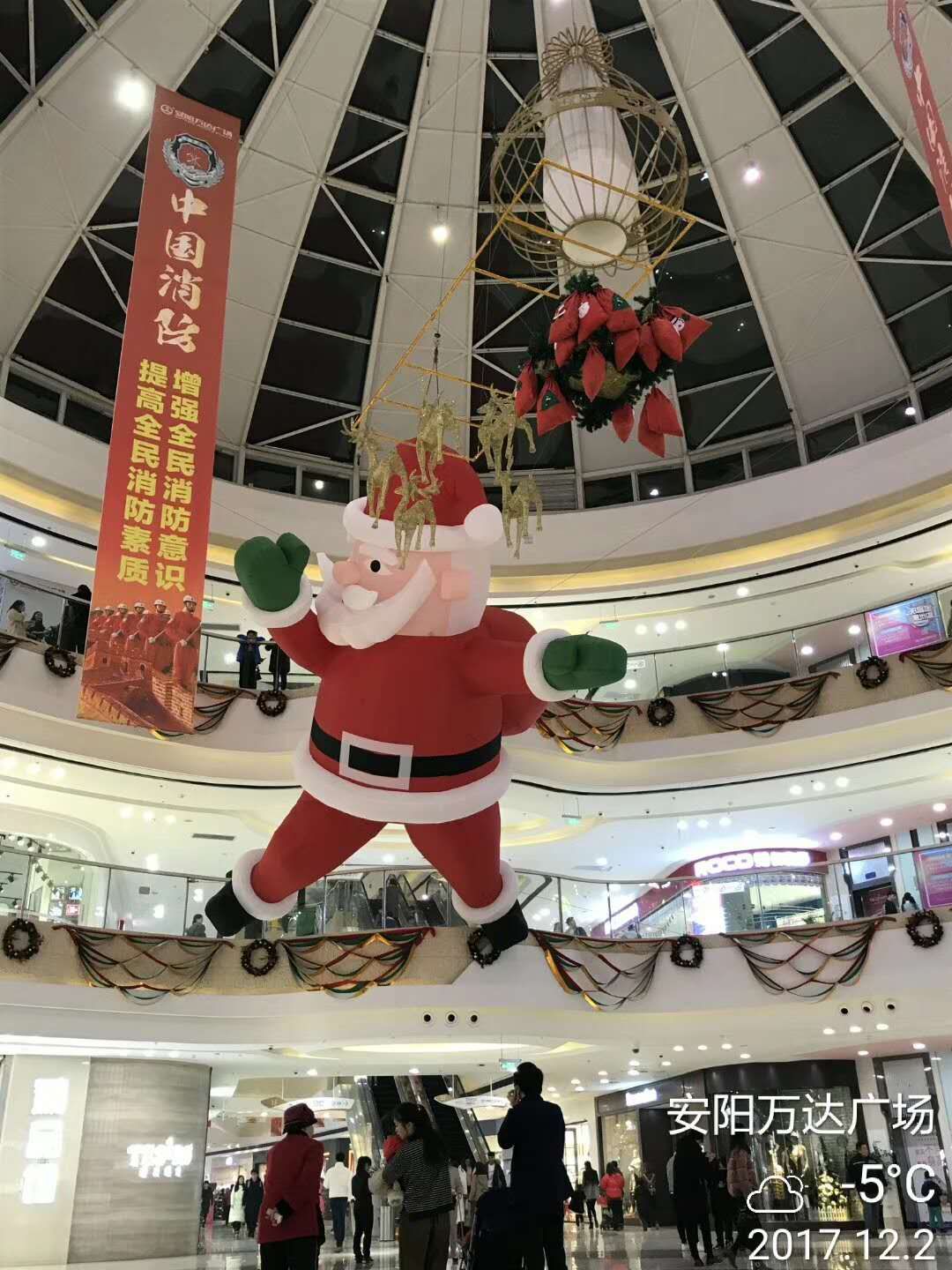 2022定制新款充气卡通爬墙圣诞老人气模圣诞节拱门靴子树灯光