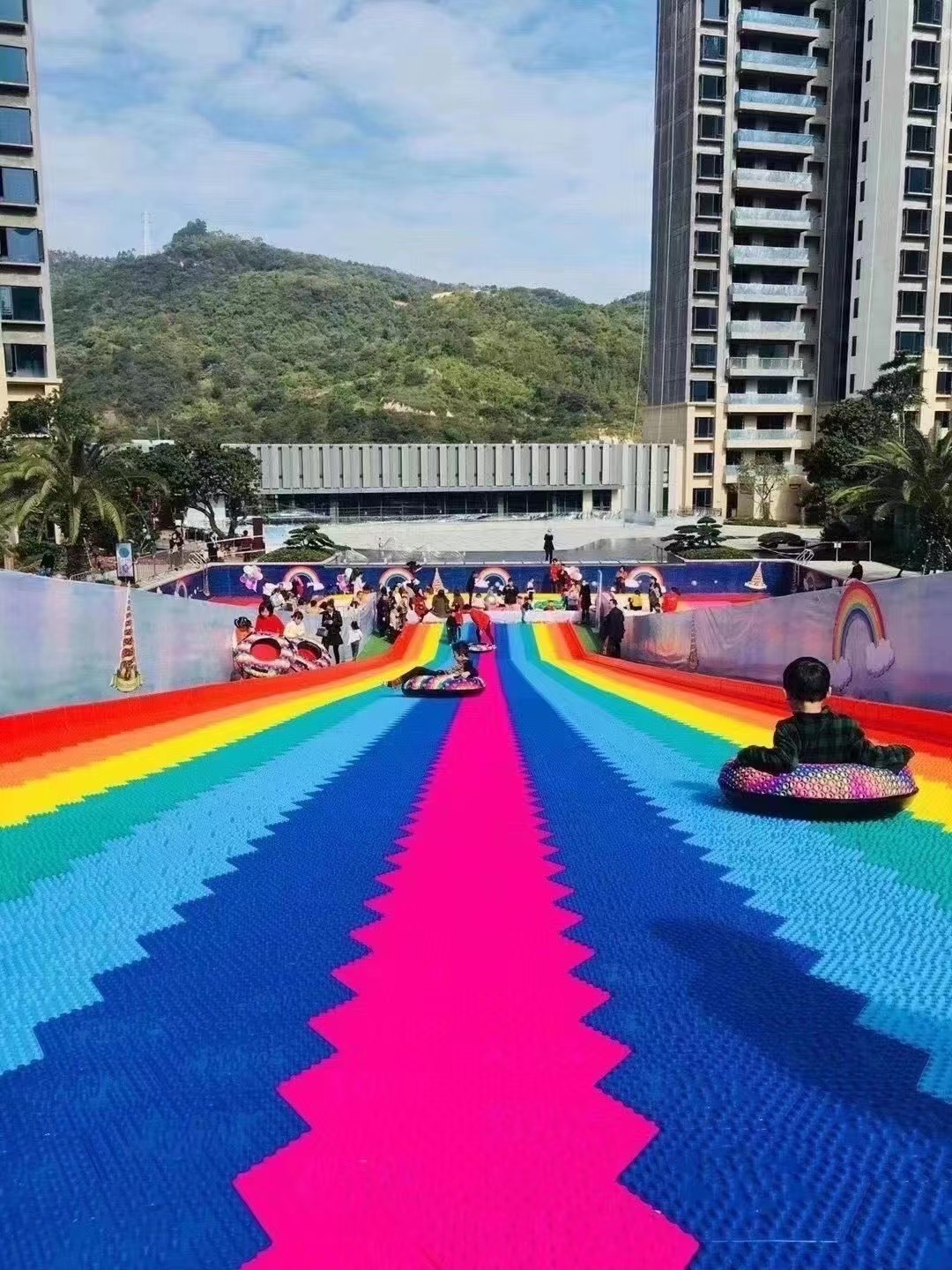 旱冰滑道彩虹滑道儿童游乐互动引流