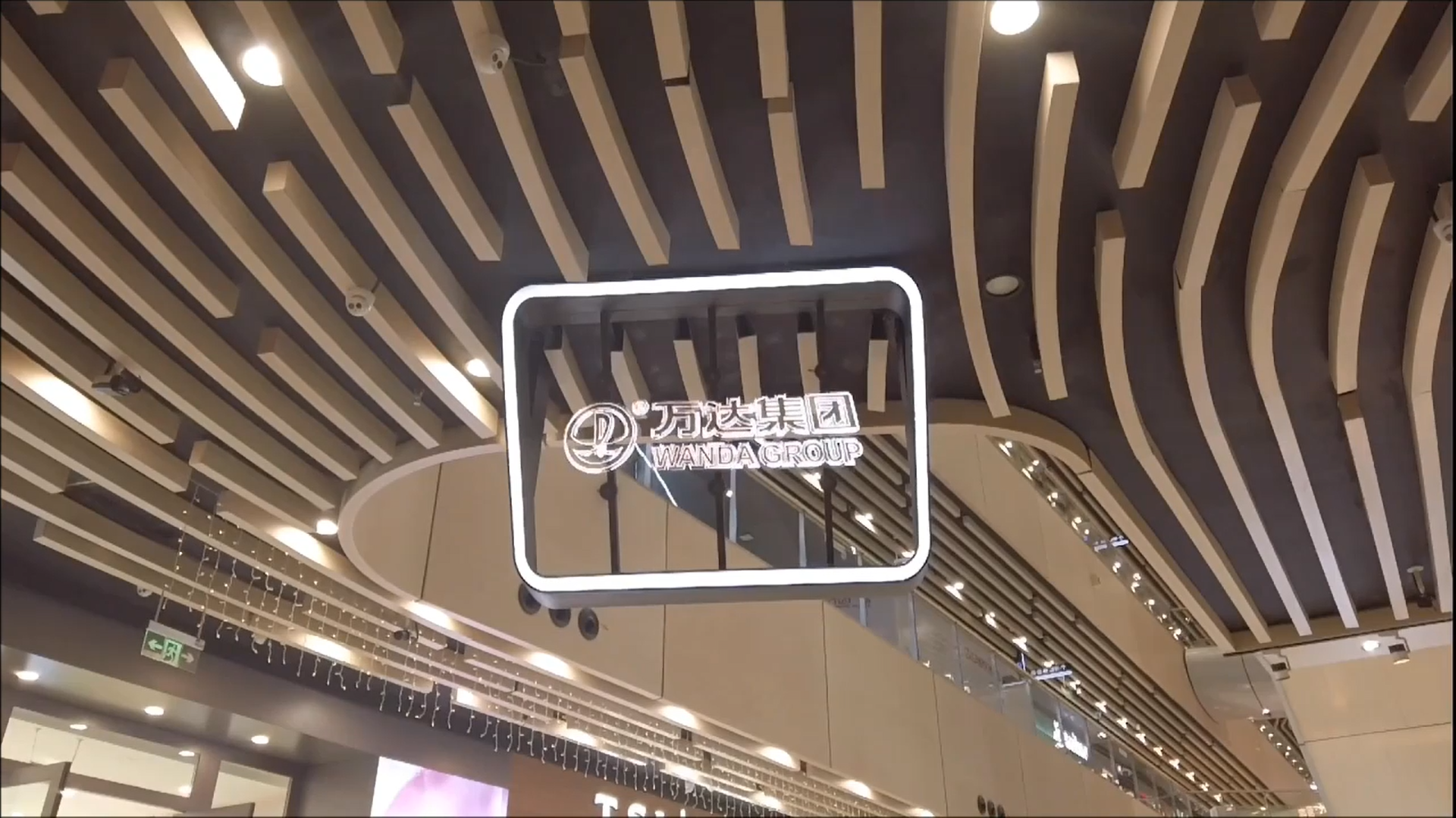 裸眼3D全息显示-商场美陈