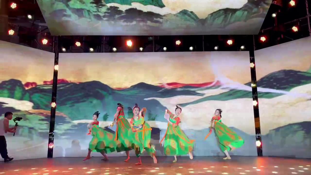 舞蹈表演《江南烟雨》