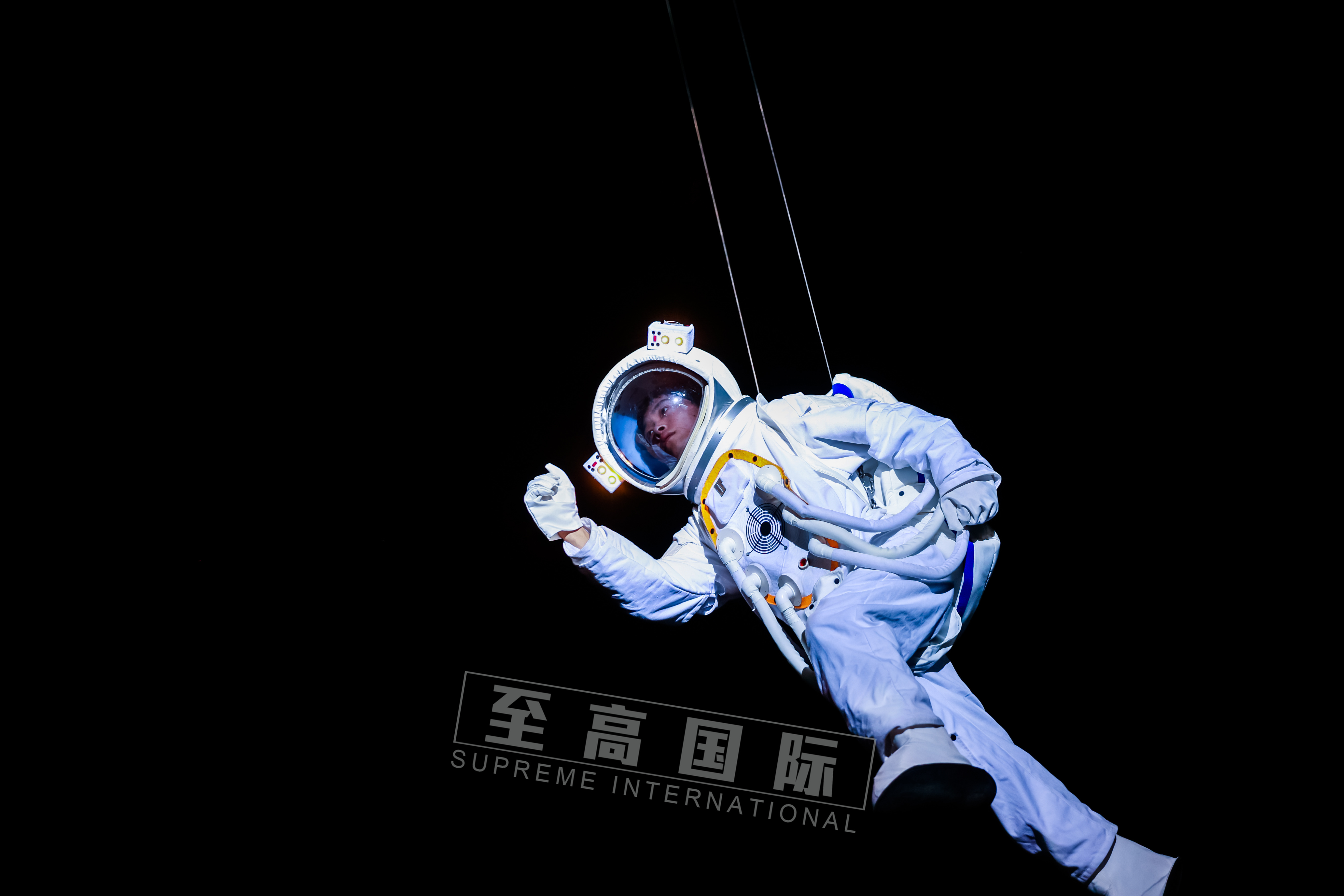 威亚<font style="color: #FF8F00 !important;">太空</font>人