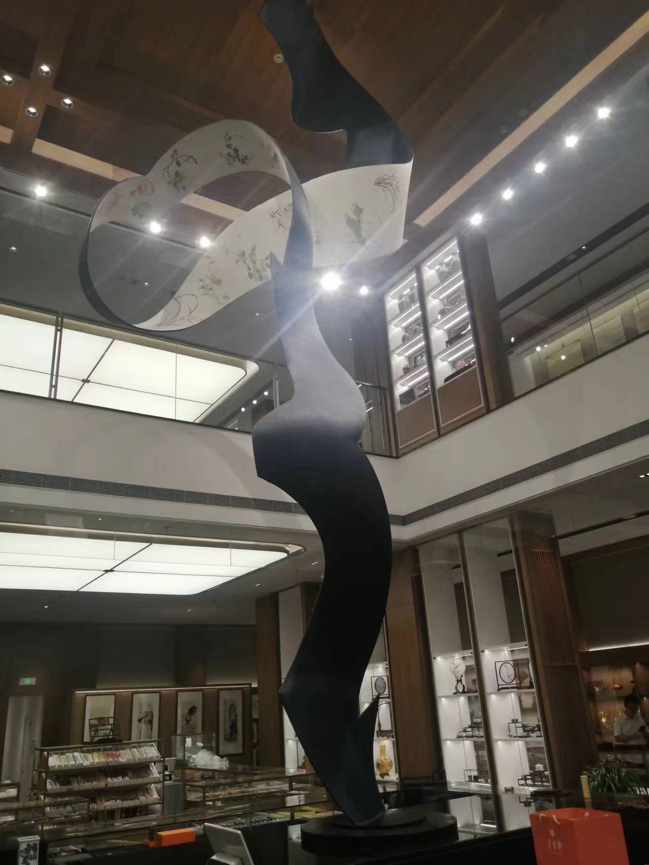 南京朵云轩书店内景旋转雕塑 不锈钢板彩绘雕塑定制