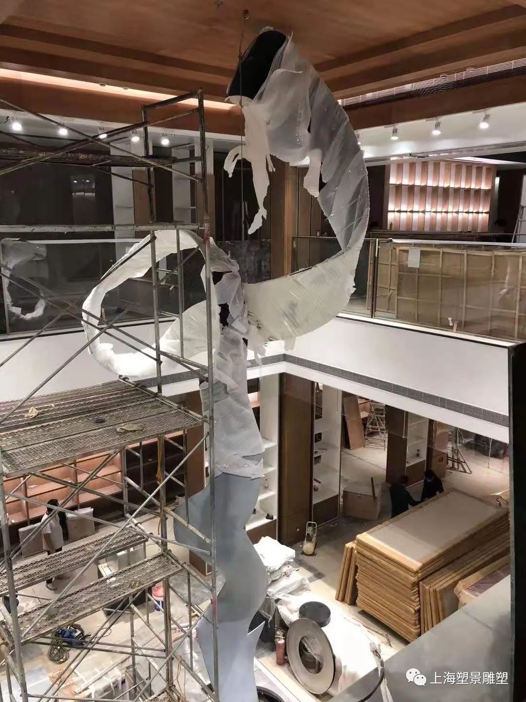 南京朵云轩书店内景旋转雕塑 不锈钢板彩绘雕塑定制
