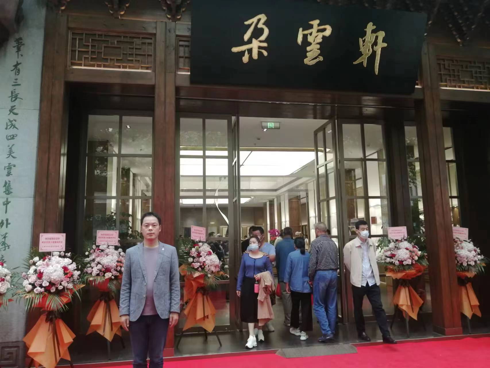 南京朵云轩书店内景旋转雕塑 不锈钢板彩绘雕塑定制