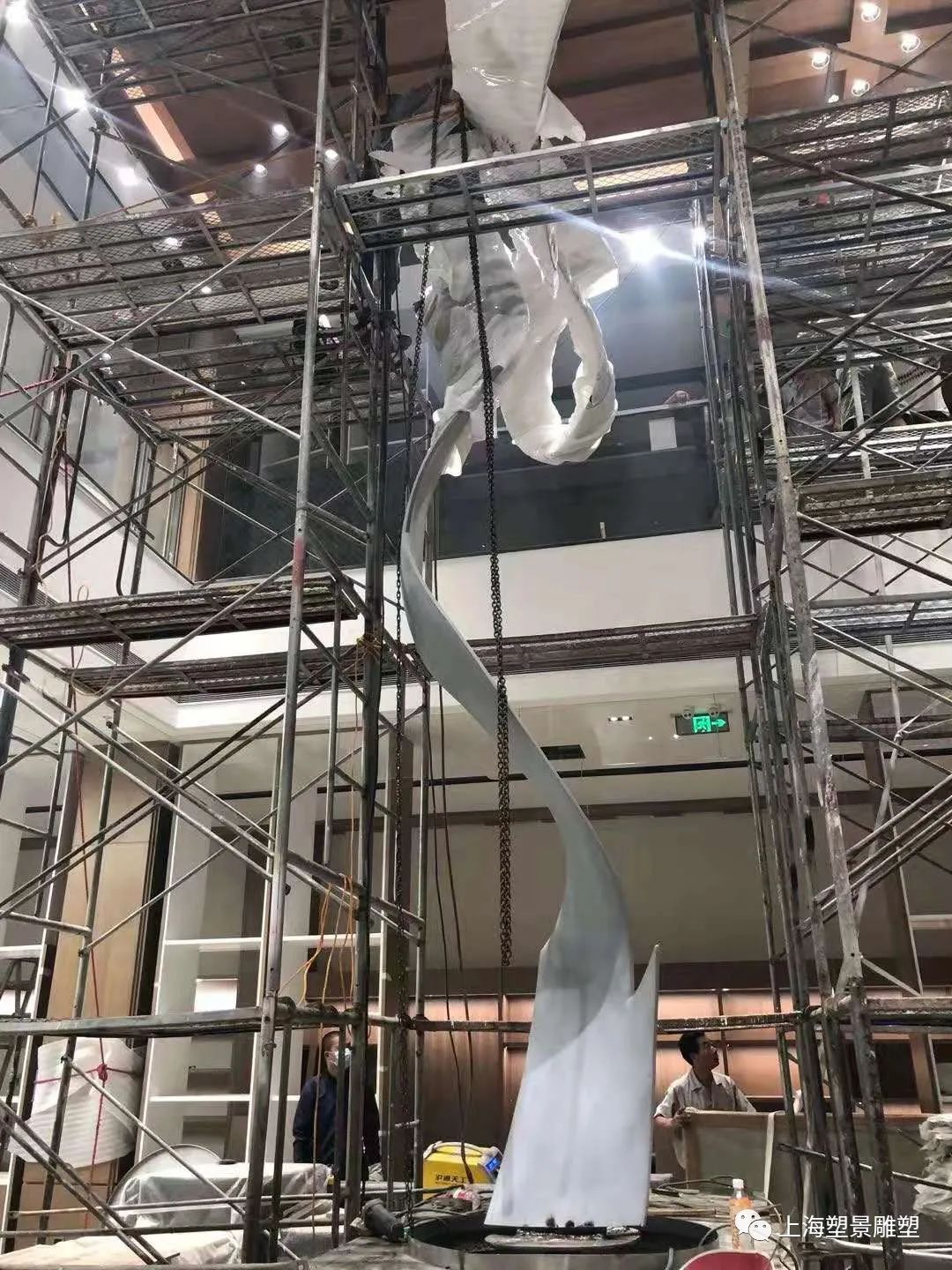 南京朵云轩书店内景旋转雕塑 不锈钢板彩绘雕塑定制