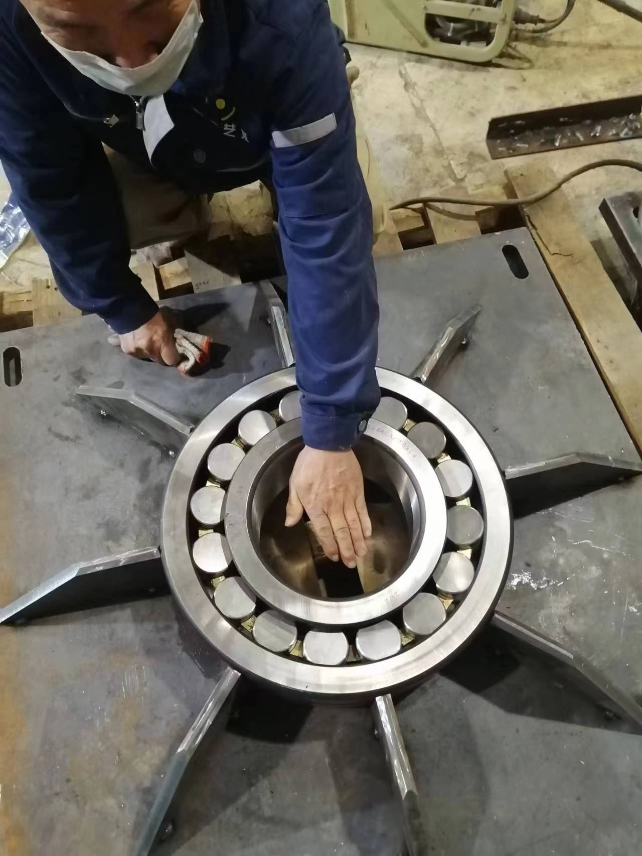 上海地铁基隆路 不锈钢镂空地球仪雕塑 旋转球制作