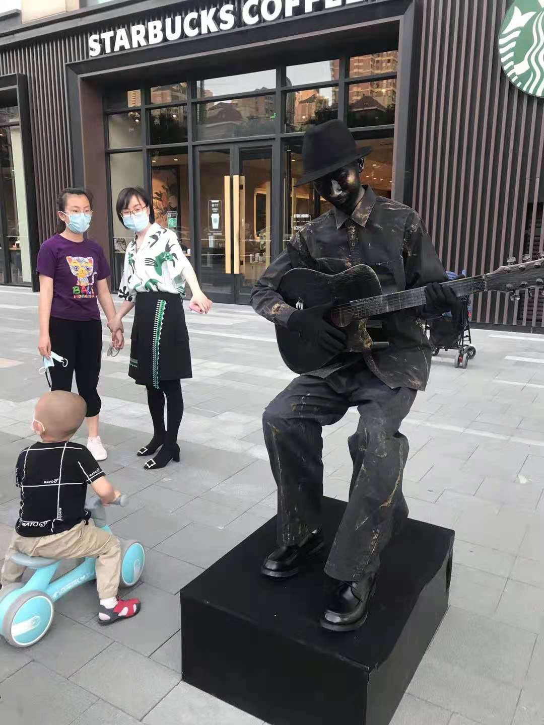 活体雕塑街头情景剧