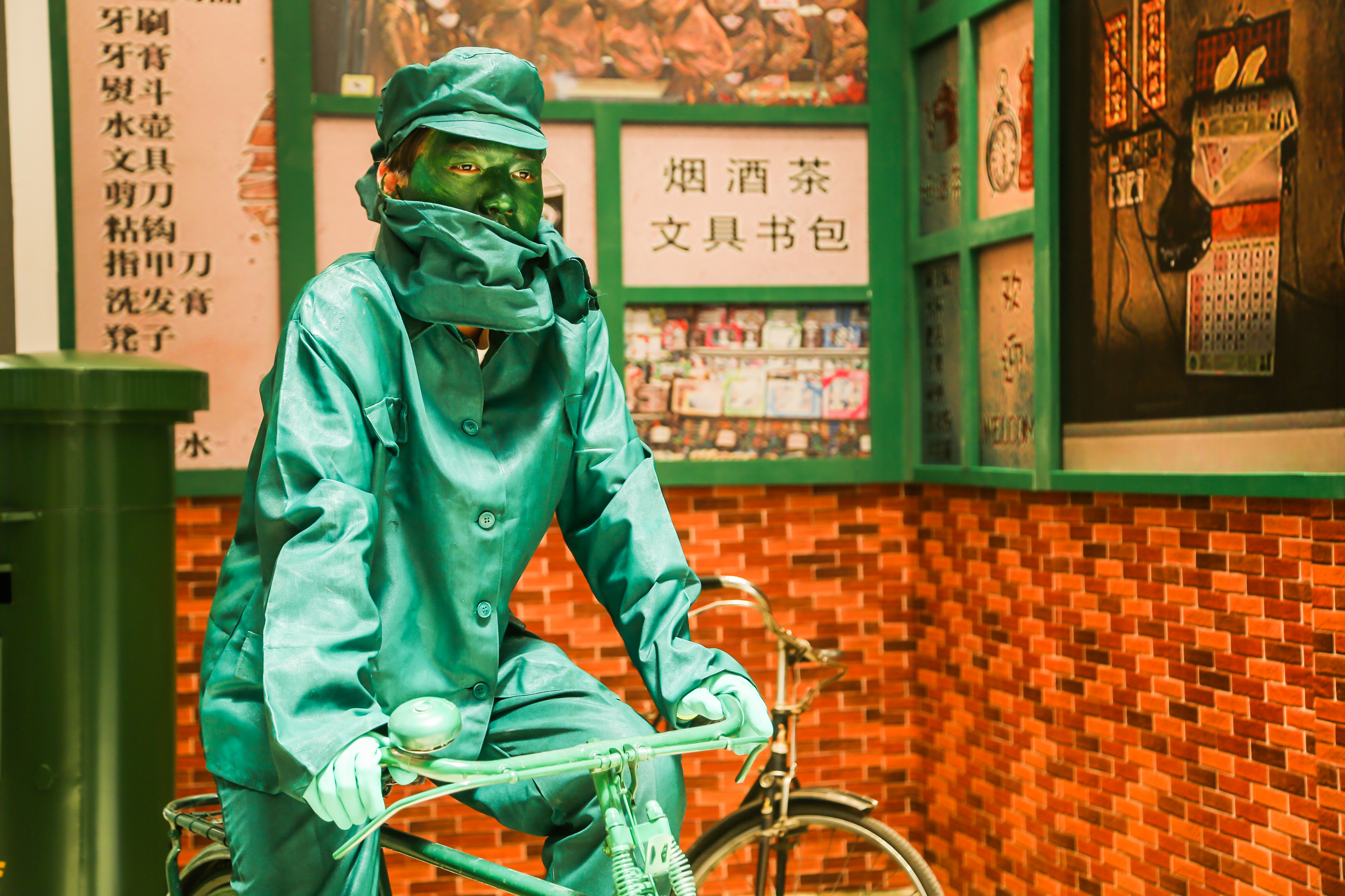 活体雕塑街头情景剧