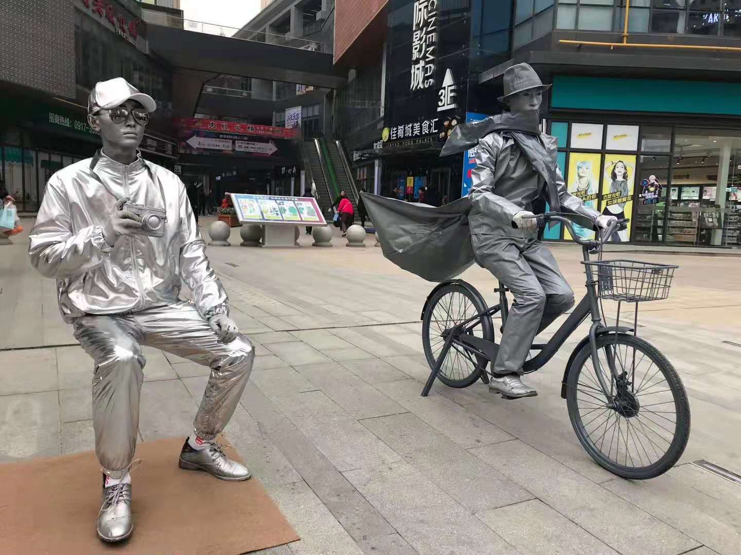 活体雕塑街头情景剧