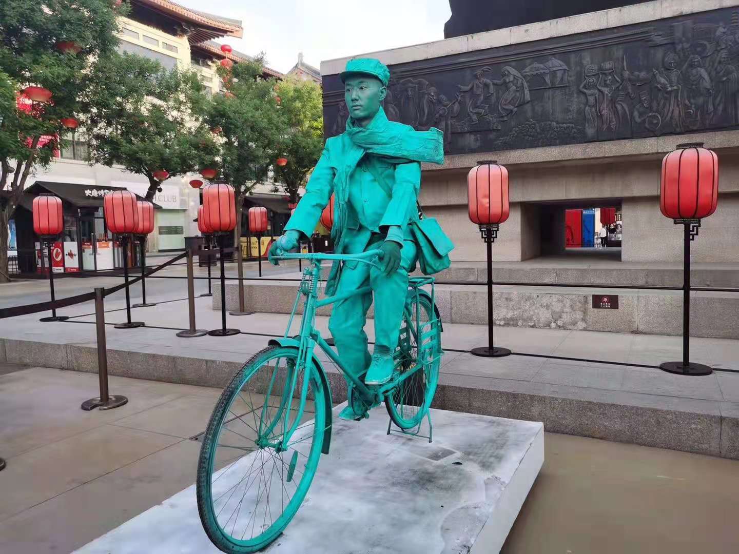活体雕塑街头情景剧