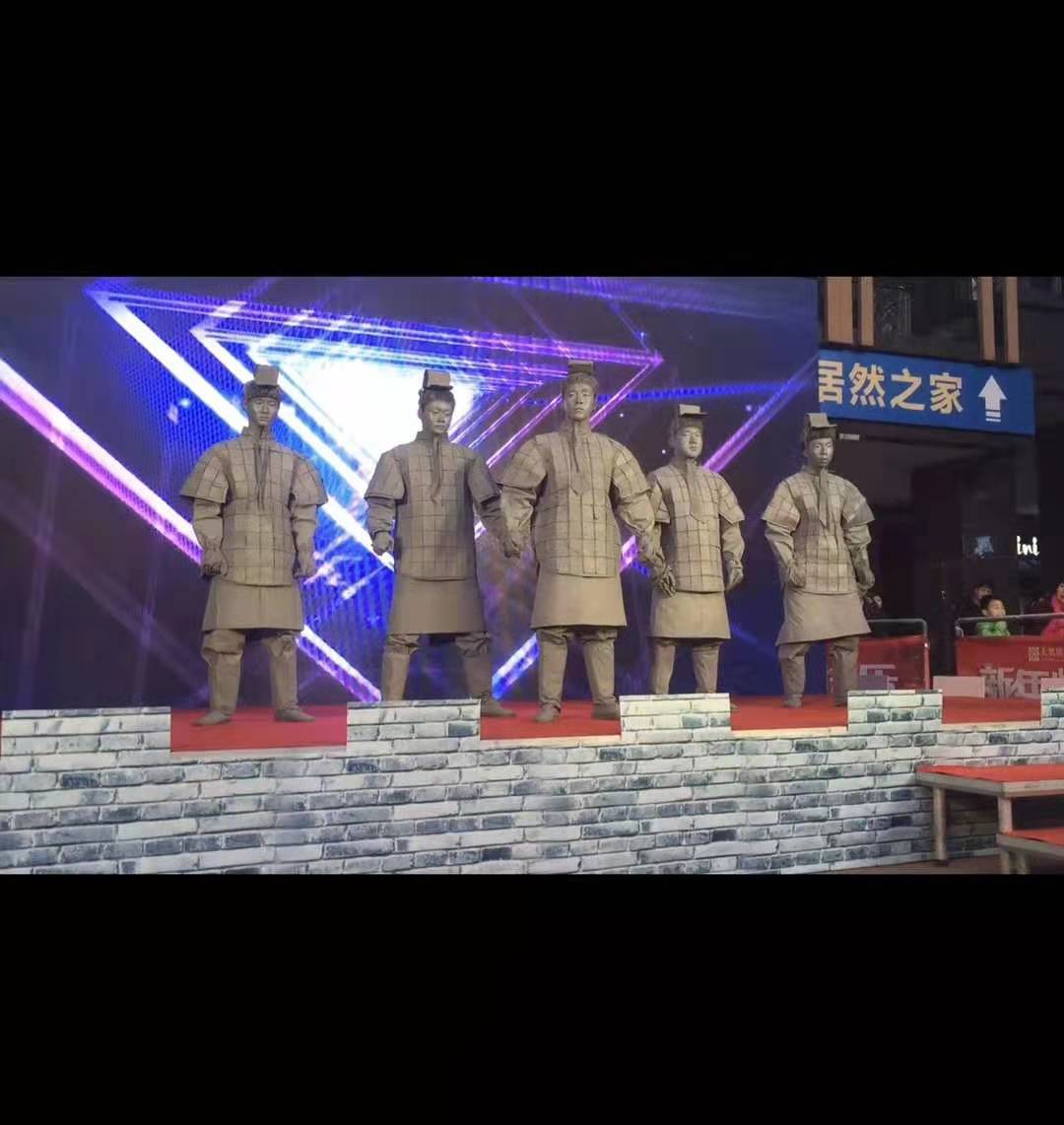 活体雕塑街头情景剧