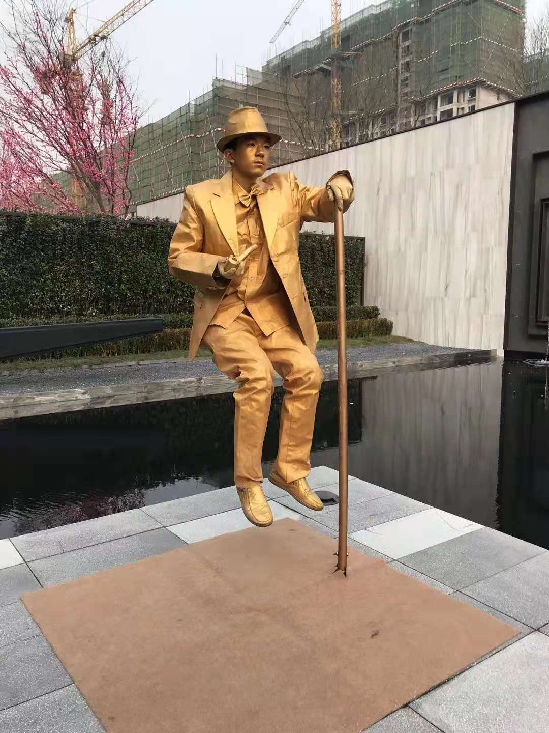 活体雕塑街头情景剧