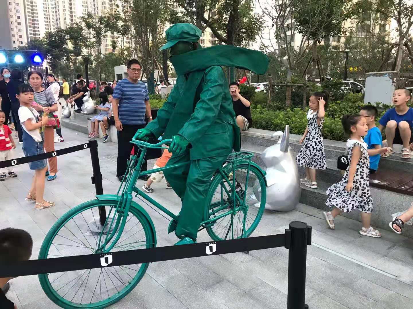 活体雕塑街头情景剧