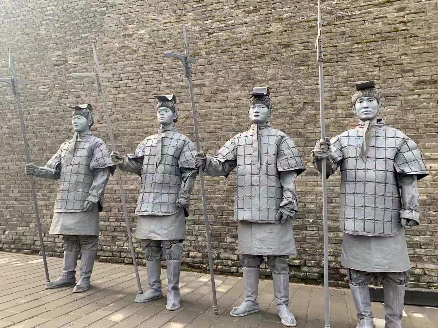活体雕塑街头情景剧