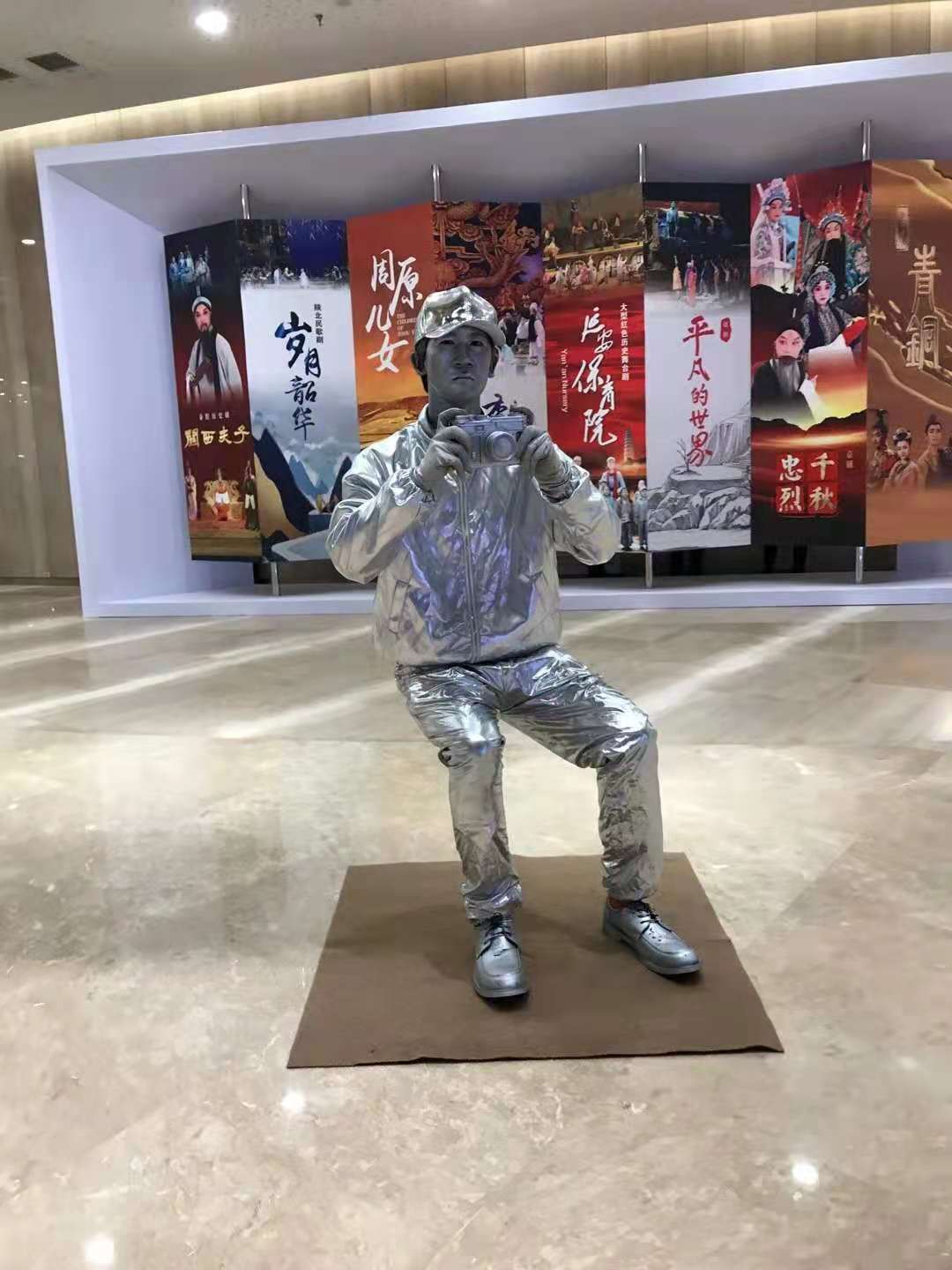 活体雕塑街头情景剧