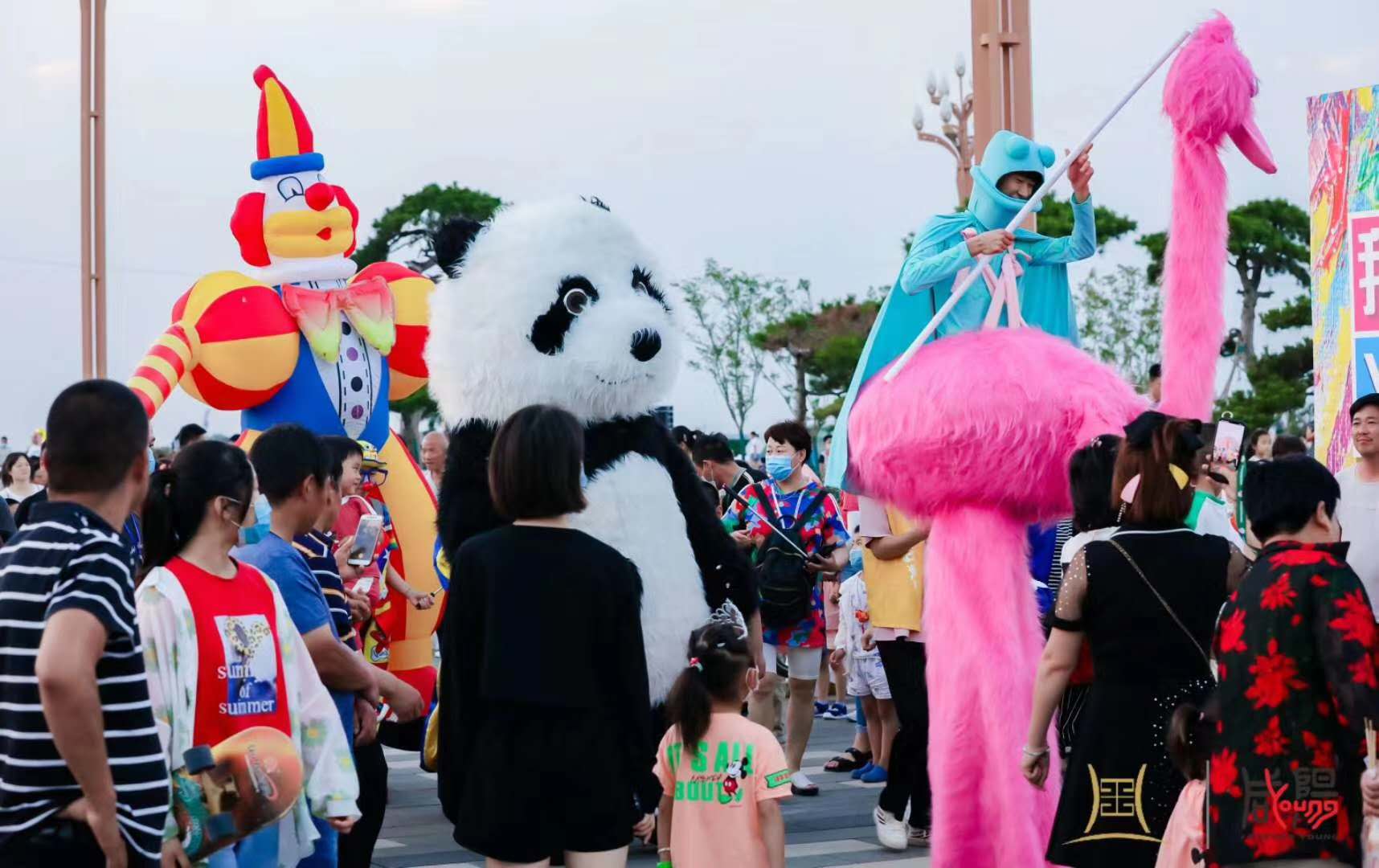 行为艺术之人扮演鸵鸟火烈鸟