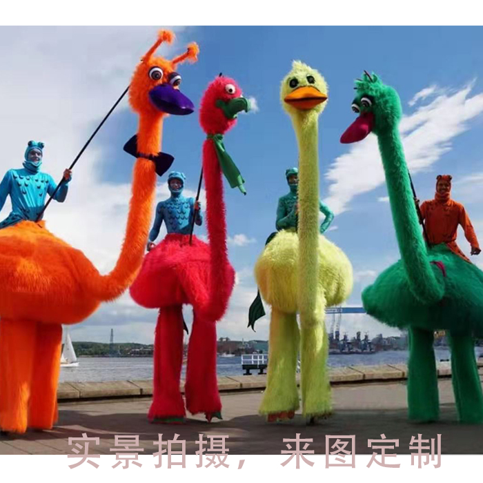 行为艺术之人扮演鸵鸟火烈鸟