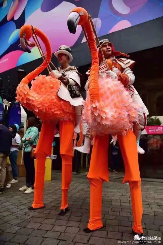 行为艺术之人扮演鸵鸟火烈鸟