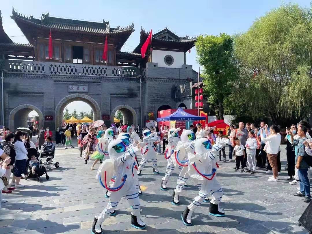暖场巡游表演
