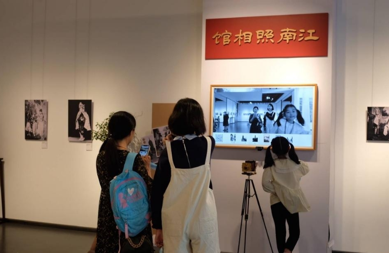 拍照打印一体机无绿幕抠像拍照合成扫码下载