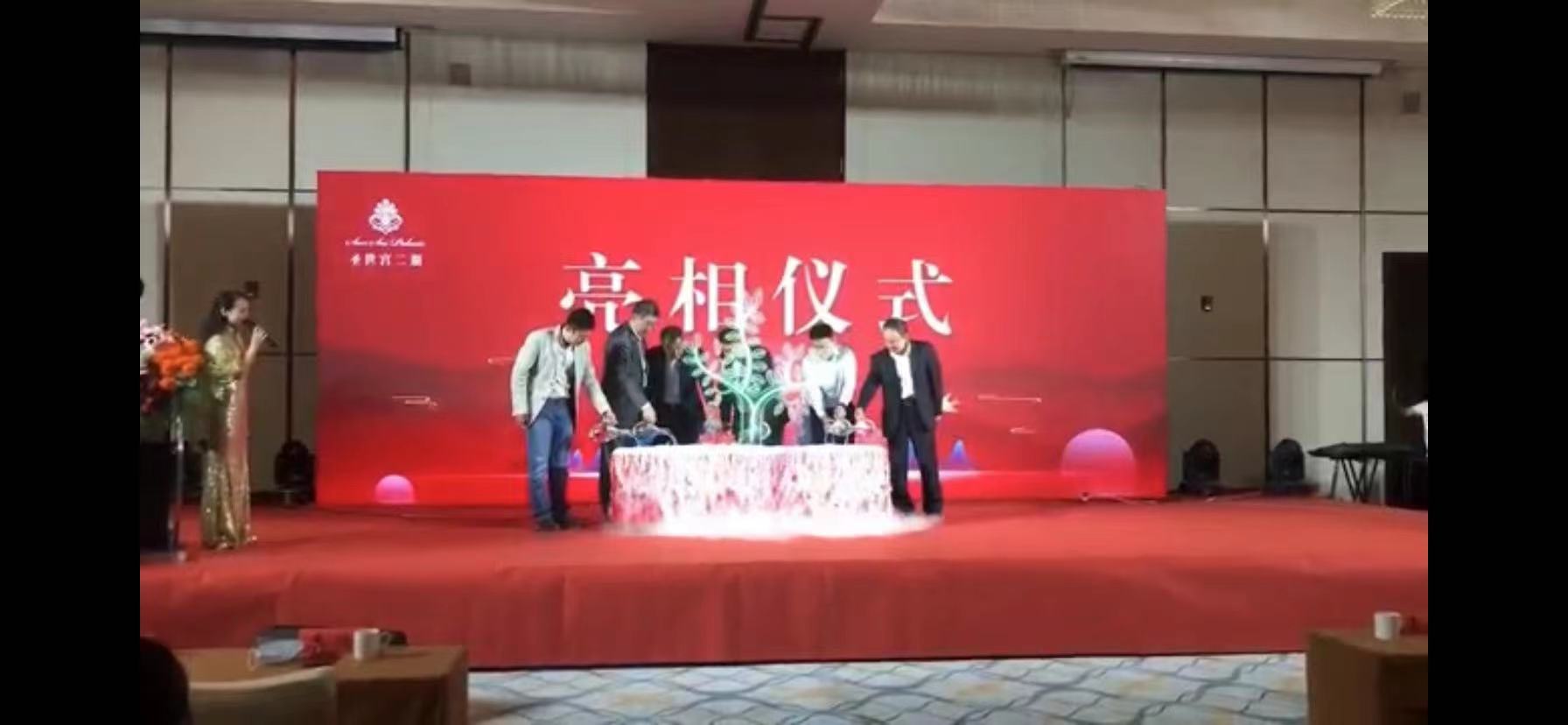 干冰浇灌小树苗