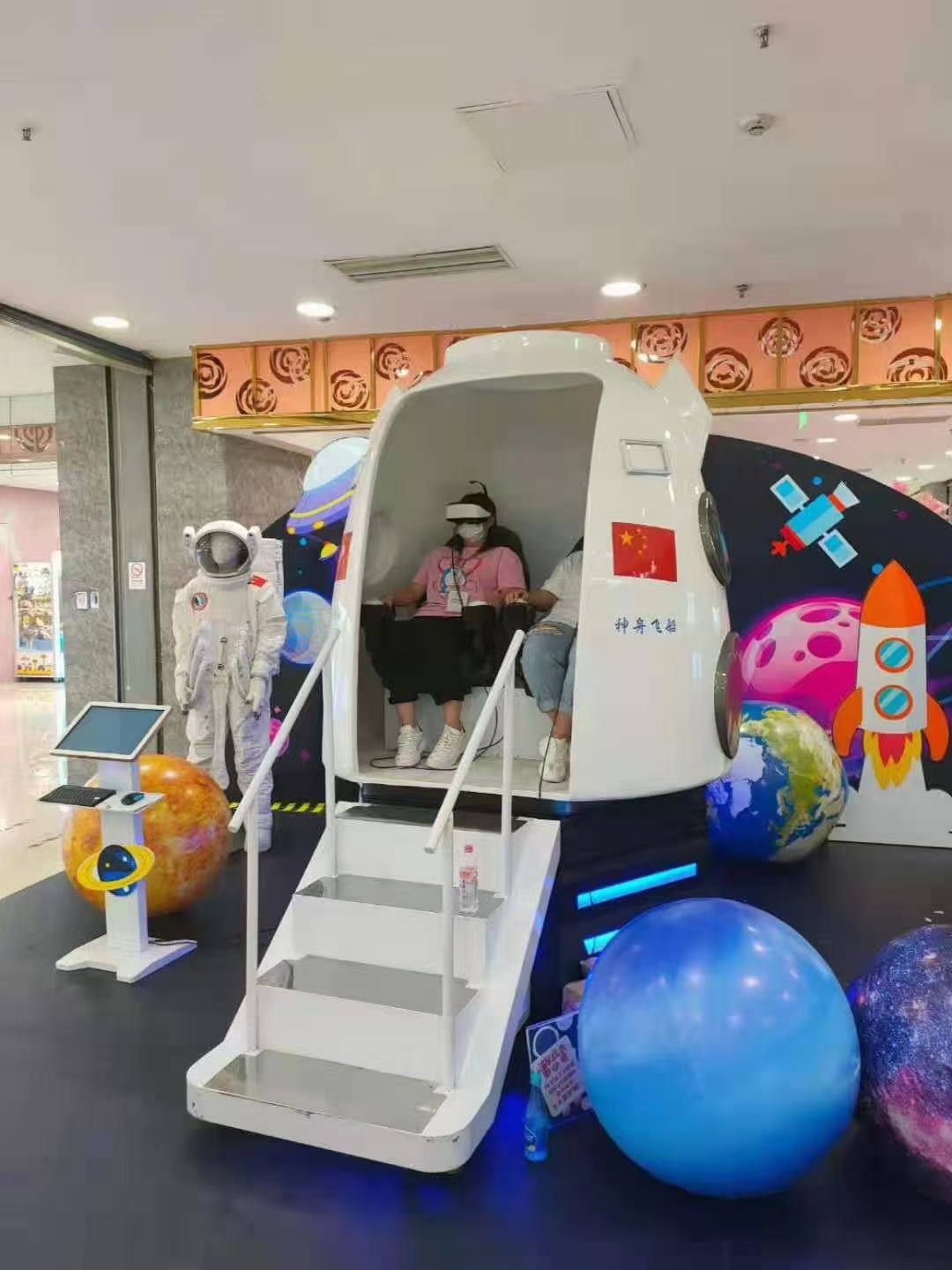 VR设备 VR9D蛋椅 VR赛车 VR神州飞船 VR飞机